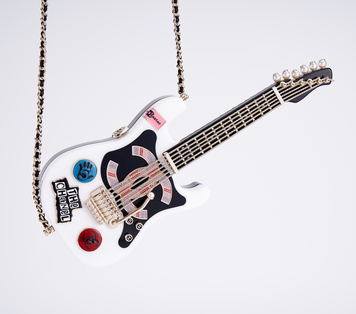 NO:700790,Ohanel 24A Collector Series Guitar Box Bag Dinner Bag Full of details, gorgeous and exquisite, super luxurious, not expensive, but super exquisite, so beautiful, so beautiful [color] [color] It is still a small waste bag~ A must-have for the collection series. Material imported acrylic full copper hardware. Size 10×28×3.5cm, collector19860909Ohanel 24A收藏家系列吉他盒子包晚宴包 细节感满满,华丽精致,超级奢华,价格不香,但超级精致,太美了太美了[色][色]依然是小废包一枚～ 收藏系列必入款 材质进口亚克力全铜五金 尺寸10×28×3.5cm,收藏家,韩剧