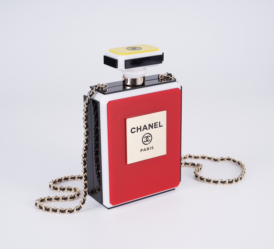 NO:700756,In stock Ohanel 25C Collector Series Perfume Bottle Evening Bag has been shipped. Perfume bottle bag has always been a must-have for collectors. This perfume bottle completely echoes the theme color of the Marseille series. The color is super vintage~ It is very beautiful and I love the hidden style of the Marseille show. It is a must-have item for mid-autumn and winter. Material: Acrylic enamel, metallographic copper hardware. Size: 16×11×5cm. Style number: AS5341, collector19860909现货 Ohanel 25C 收藏家系列香水瓶晚宴包 出货啦 香水瓶包包一直是收藏家必入款,这款香水瓶完全呼应了马赛系列的主题色,配色超级vintage～超好看超喜欢马赛秀场的隐藏款,一眼看中秋冬搭配必入单品 材质亚克力珐琅金相铜五金 尺寸16×11×5cm 款号AS5341,收藏家,韩剧