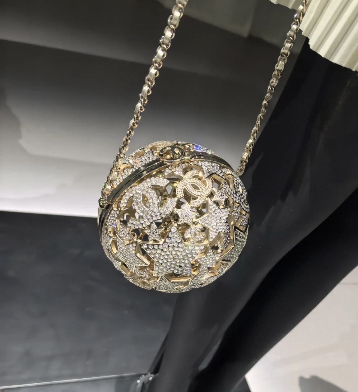 NO:700807,Exclusive new arrival of new products [Celebration] Ohanel 25A Advanced Handicraft Workshop Series Star Hollow Spherical Dinner Bag It’s so amazing [Celebrate] [Celebrate] Z-level, produced by the top manufacturer in the industry, the Star Hollow Spherical Dinner Bag is another must-have small crystal gold ball for collectors. The entire ball is composed of a five-pointed star double C logo. The hollow design is inlaid with diamonds. It is full of details, exquisite and elegant, and the hollow design is unique and beautiful.  Material, all copper hardware, imported rhinestones, size 13×13×13cm, collector19860909独家重磅新品到货[庆祝]Ohanel 25A高级手工坊系列星星镂空球形晚宴包 太惊艳啦[庆祝][庆祝]Z级,行业顶级厂家出品 星星镂空球形晚宴包,又又又是一枚收藏家系列必入水晶小金球,整个球是由五角星双C Logo组成,镂空设计镶嵌着钻石,细节感满满,精致高雅有质感,镂空设计独特美观 材质全铜五金进口水钻 尺寸13×13×13cm,收藏家,韩剧