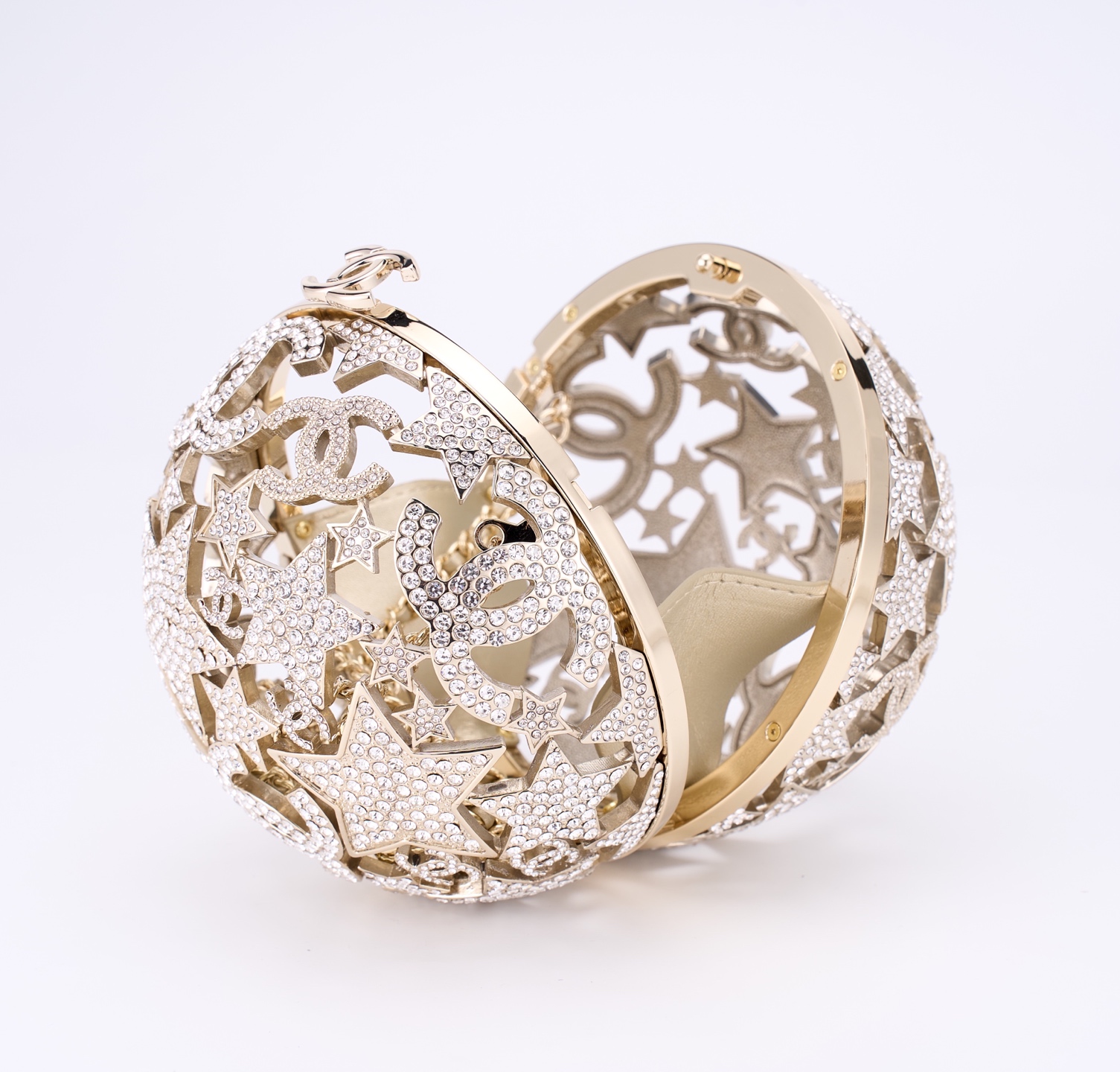 独家重磅新品到货[庆祝]Ohanel 25A高级手工坊系列星星镂空球形晚宴包 太惊艳啦[庆祝][庆祝]ZP级，行业顶级厂家出品🤩🤩
星星镂空球形晚宴包，又又又是一枚收藏家系列必入水晶小金球，整个球是由五角星➕双C Logo组成，镂空设计镶嵌着钻石，细节感满满，精致高雅有质感，镂空设计独特美观🥰🥰
材质：全铜五金➕进口水钻
尺寸：13&times;13&times;13cm