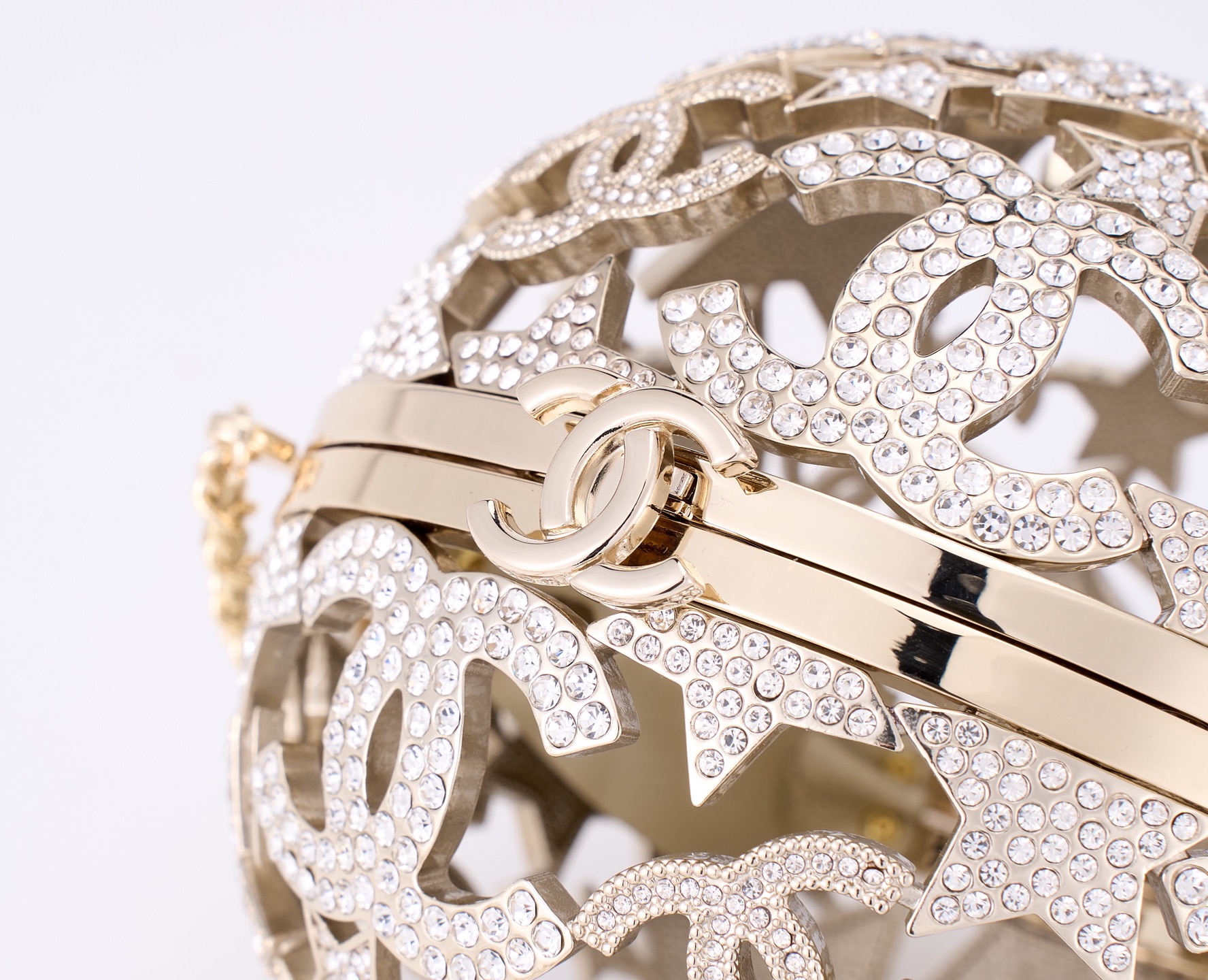 独家重磅新品到货[庆祝]Ohanel 25A高级手工坊系列星星镂空球形晚宴包 太惊艳啦[庆祝][庆祝]ZP级，行业顶级厂家出品🤩🤩
星星镂空球形晚宴包，又又又是一枚收藏家系列必入水晶小金球，整个球是由五角星➕双C Logo组成，镂空设计镶嵌着钻石，细节感满满，精致高雅有质感，镂空设计独特美观🥰🥰
材质：全铜五金➕进口水钻
尺寸：13&times;13&times;13cm