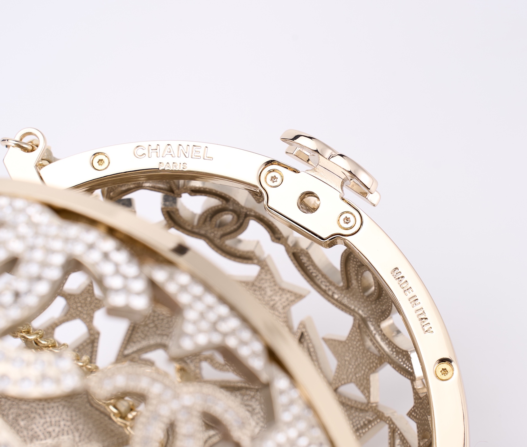 独家重磅新品到货[庆祝]Ohanel 25A高级手工坊系列星星镂空球形晚宴包 太惊艳啦[庆祝][庆祝]ZP级，行业顶级厂家出品🤩🤩
星星镂空球形晚宴包，又又又是一枚收藏家系列必入水晶小金球，整个球是由五角星➕双C Logo组成，镂空设计镶嵌着钻石，细节感满满，精致高雅有质感，镂空设计独特美观🥰🥰
材质：全铜五金➕进口水钻
尺寸：13&times;13&times;13cm