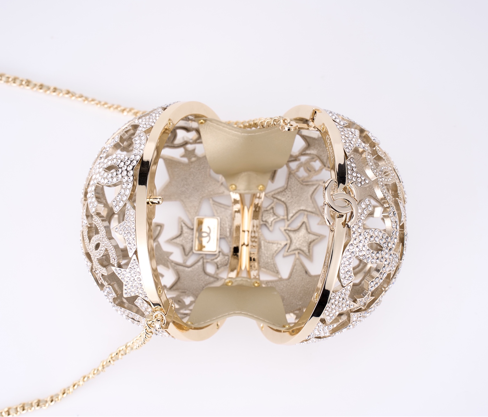 独家重磅新品到货[庆祝]Ohanel 25A高级手工坊系列星星镂空球形晚宴包 太惊艳啦[庆祝][庆祝]ZP级，行业顶级厂家出品🤩🤩
星星镂空球形晚宴包，又又又是一枚收藏家系列必入水晶小金球，整个球是由五角星➕双C Logo组成，镂空设计镶嵌着钻石，细节感满满，精致高雅有质感，镂空设计独特美观🥰🥰
材质：全铜五金➕进口水钻
尺寸：13&times;13&times;13cm