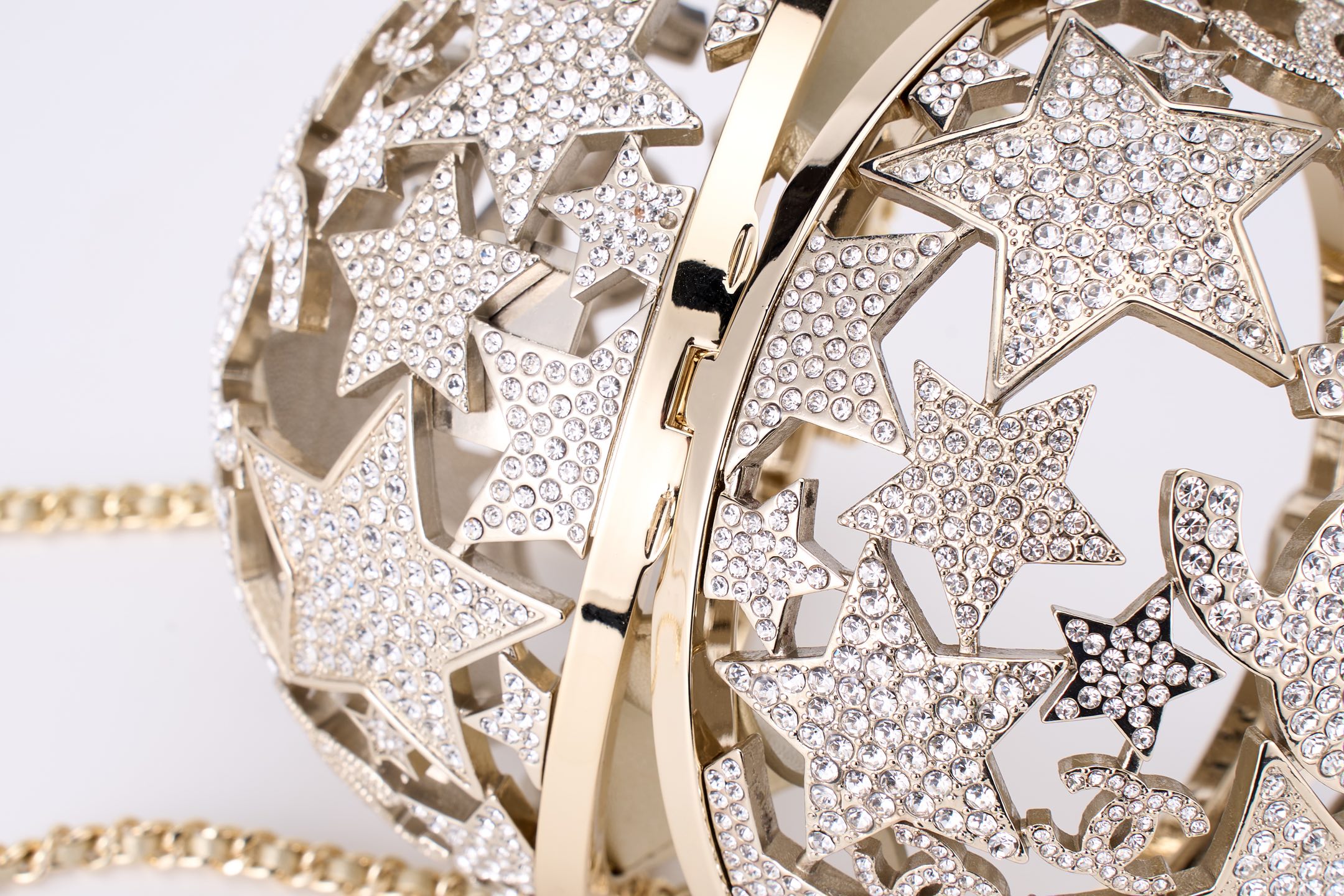 独家重磅新品到货[庆祝]Ohanel 25A高级手工坊系列星星镂空球形晚宴包 太惊艳啦[庆祝][庆祝]ZP级，行业顶级厂家出品🤩🤩
星星镂空球形晚宴包，又又又是一枚收藏家系列必入水晶小金球，整个球是由五角星➕双C Logo组成，镂空设计镶嵌着钻石，细节感满满，精致高雅有质感，镂空设计独特美观🥰🥰
材质：全铜五金➕进口水钻
尺寸：13&times;13&times;13cm