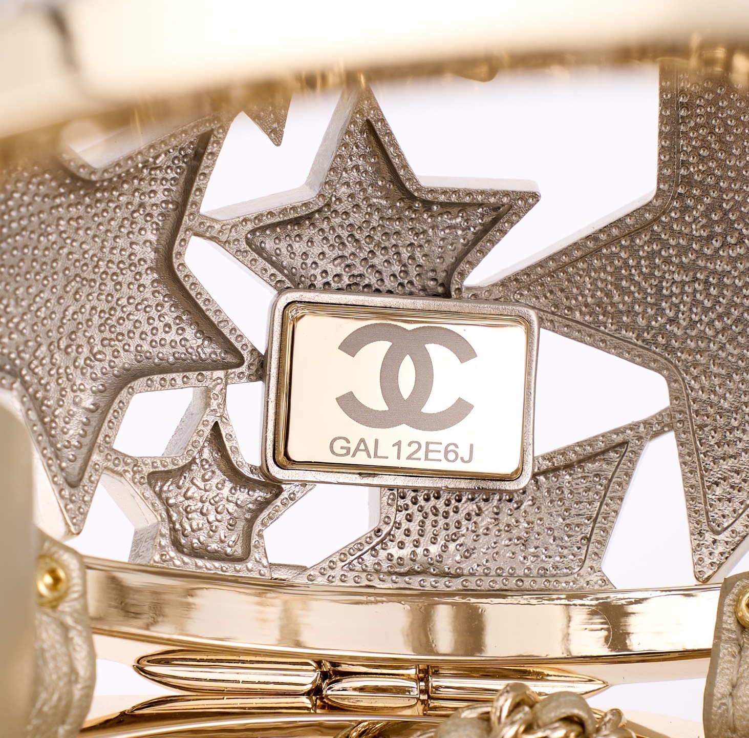 独家重磅新品到货[庆祝]Ohanel 25A高级手工坊系列星星镂空球形晚宴包 太惊艳啦[庆祝][庆祝]ZP级，行业顶级厂家出品🤩🤩
星星镂空球形晚宴包，又又又是一枚收藏家系列必入水晶小金球，整个球是由五角星➕双C Logo组成，镂空设计镶嵌着钻石，细节感满满，精致高雅有质感，镂空设计独特美观🥰🥰
材质：全铜五金➕进口水钻
尺寸：13&times;13&times;13cm