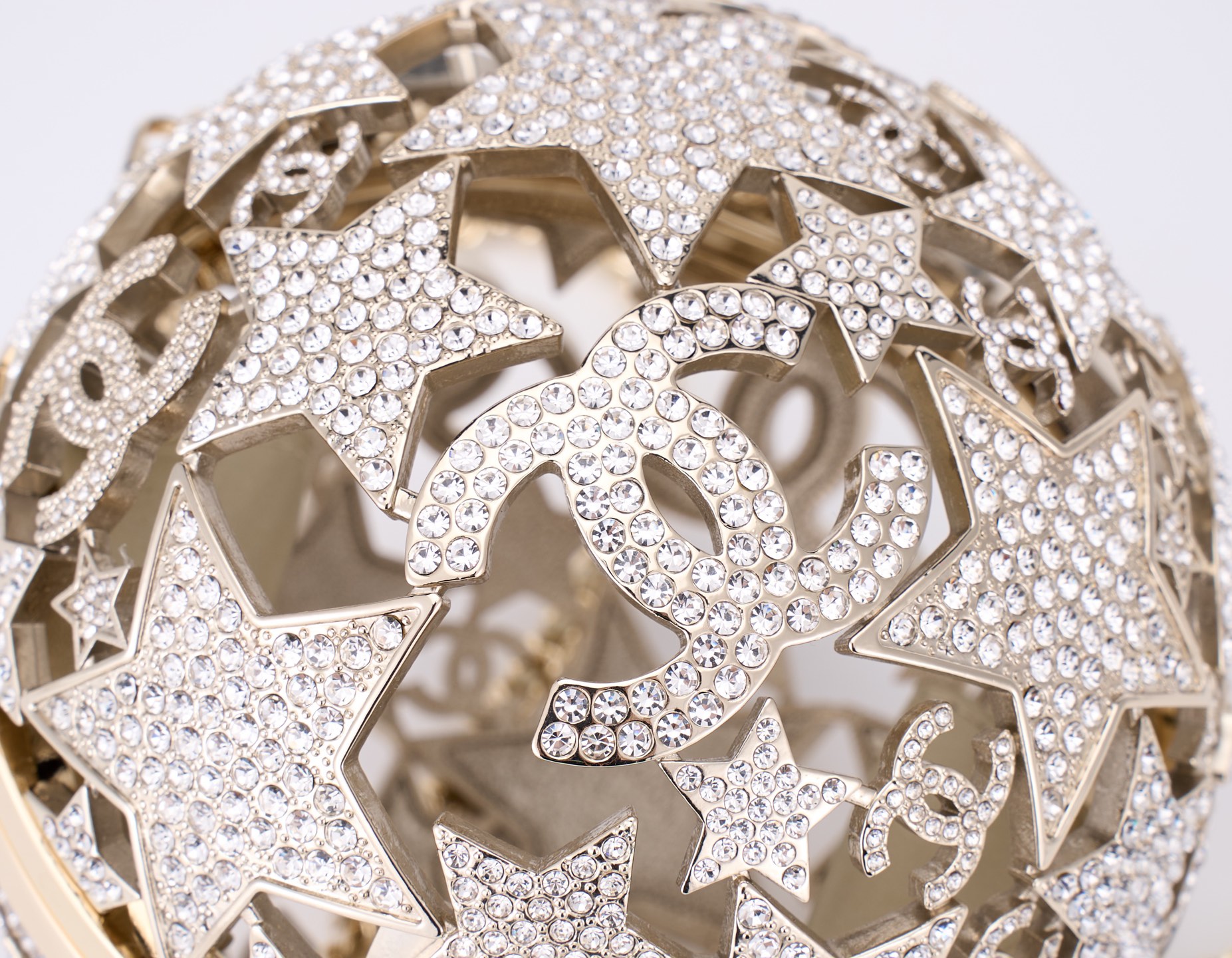 独家重磅新品到货[庆祝]Ohanel 25A高级手工坊系列星星镂空球形晚宴包 太惊艳啦[庆祝][庆祝]ZP级，行业顶级厂家出品🤩🤩
星星镂空球形晚宴包，又又又是一枚收藏家系列必入水晶小金球，整个球是由五角星➕双C Logo组成，镂空设计镶嵌着钻石，细节感满满，精致高雅有质感，镂空设计独特美观🥰🥰
材质：全铜五金➕进口水钻
尺寸：13&times;13&times;13cm