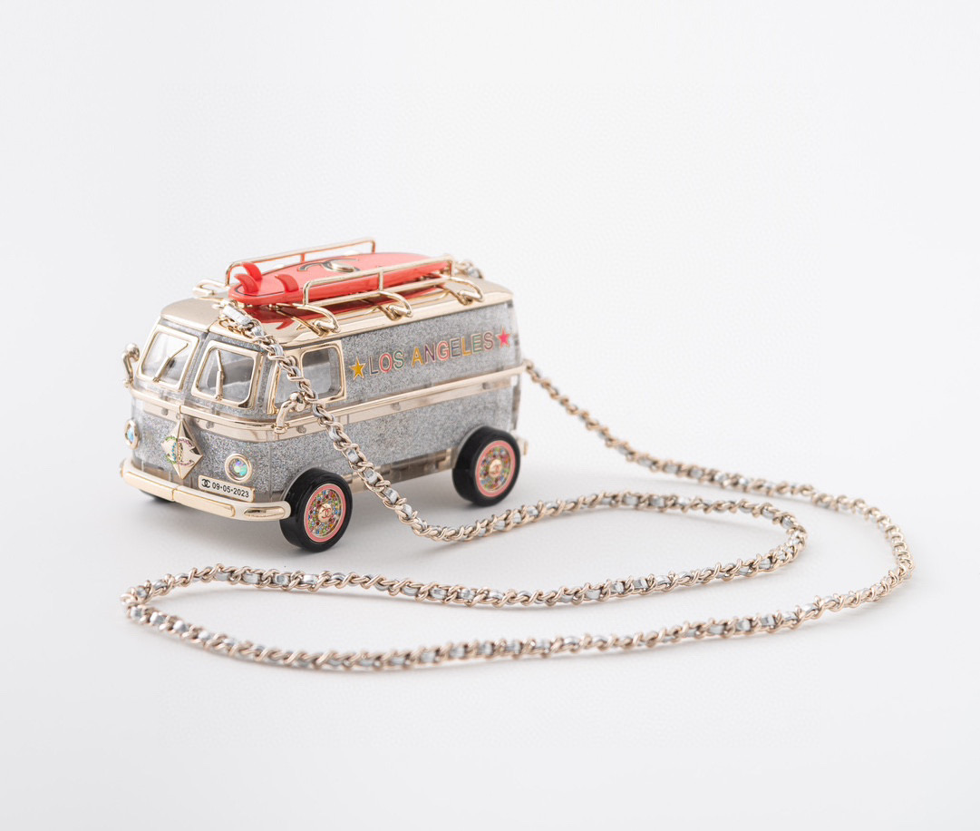 NO:700783,Chanel 24C Collector’s Pink Bus Bag is back in stock. Exclusive top-quality matching, full set of packaging. The real thing is very exquisite. There is a surfboard on the roof and four wheels can rotate. It’s so beautiful and charming. Collector, chanel19860909Chanel 24C收藏家粉色巴士包回货啦 独家顶级对版,全套包装 实物很精致,车顶放了一只冲浪板,四个轱辘可以转动,太好看迷人了吧,收藏家,chanel,韩剧