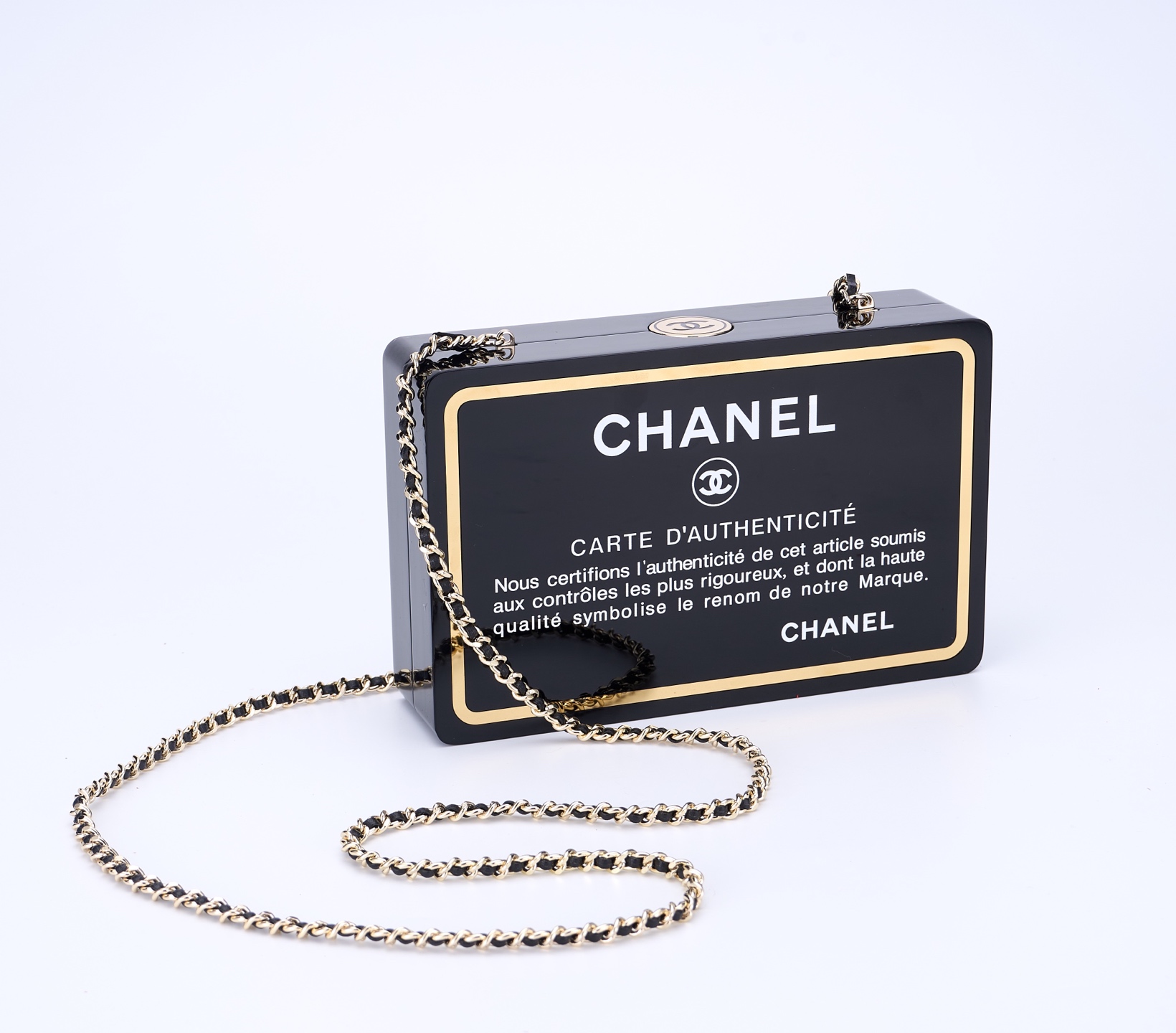 NO:700792,Chanel collector's series spring and summer identity card-shaped evening bag, exclusive heavy return Chanel super limited edition box bag, an acrylic box made from the identity card prototype, Chanel style, full capacity, can hold a large ihone mobile phone. This box bag is made of imported resin and dark red lining sheepskin, full of texture, high-end and classy~ A must-have item for all-match, super suitable for concave shapes, absolutely eye-catching when out on the street. Material: imported resin copper  Size 18×12×5cm, collector, chanel, chanel, sheepskin19860909Chanel 收藏家系列春夏款身份卡片造型晚宴包,独家重磅回货 Chanel超级限量版盒子包,以身份卡原型做出来的亚克力盒子,香家特色,容量十足,可放得下大ihone手机 这款盒子包采用进口树脂和深红色内里羊皮,质感满满,高端大气上档次～ 百搭必入单品,超级适合凹造型,出街绝对引人注目 材质进口树脂铜 尺寸18×12×5cm,收藏家,chanel,chanel,sheepskin,韩剧