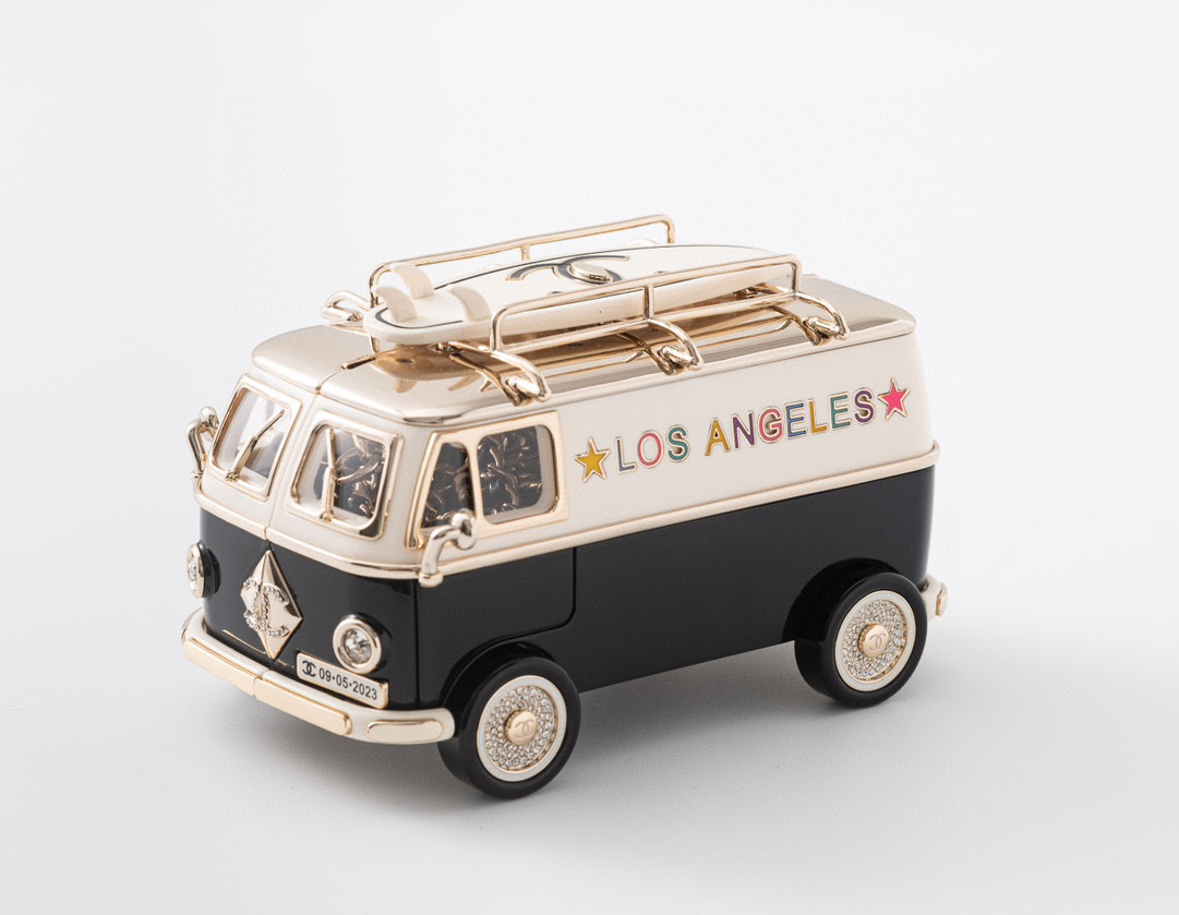 NO:700816,Returned Chanel 24C collector's black bus bag, exclusive top version, complete package. The real thing is very exquisite. There is a surfboard on the roof, and the four wheels can rotate. It is so beautiful and charming. Material: acrylic imported copper, size 9×16×8cm, collector, chanel19860909回货Chanel 24C收藏家黑色巴士包独家顶级对版,全套包装 实物很精致,车顶放了一只冲浪板,四个轱辘可以转动,太好看迷人了吧 材质亚克力进口铜 尺寸9×16×8cm,收藏家,chanel,韩剧