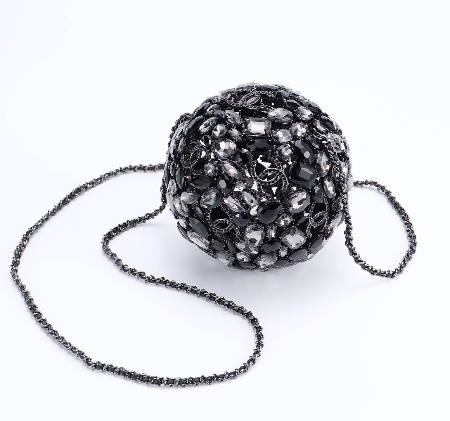 NO:700809,Z-level arrival Chanel 24A Collector Series Crystal Diamond Ball Dinner Bag Wang Sicong’s girlfriend Lazy has the same diamond ball. The entire diamond ball is super blingbling, and it can be called the most beautiful collector’s diamond ball bag in history. The whole item is like a jewelry, and it is a surprise when you open it. Behind each diamond are classic small elements, full of details, and ultra-delicate. I am more pleased with it than any collector in the past. This diamond ball bag shows the charm of noble temperament no matter where it is carried, very dazzling. The material is all copper imported rhinestones.  Size 13x13x13cm Style number AS5013, collector, chanel19860909Z级到货Chanel 24A收藏家系列水晶钻球晚宴包 王思聪女友懒懒同款钻球整个钻球超级blingbling,堪称史上最美收藏家钻球包 整个单品像个珠宝,打开也很惊喜每颗钻后面都是经典小元素,满满细节,超精致在我心里比以往任何一款收藏家都美滋滋,这个钻石球包无论背到哪儿都显示高贵气质的魅力、非常耀眼 材质全铜进口水钻 尺寸13x13x13cm 款号AS5013,收藏家,chanel,韩剧