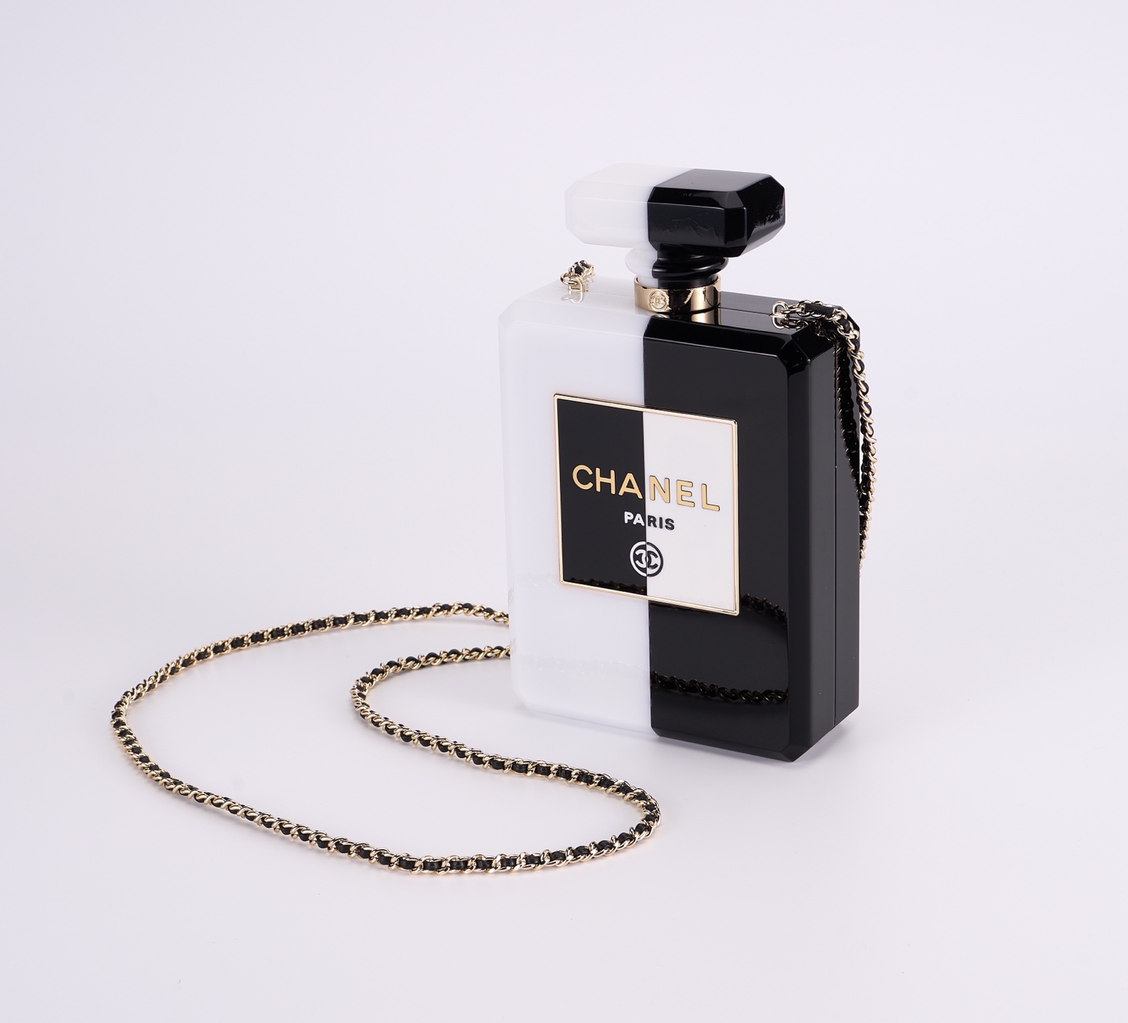 NO:700814,Ohanel Collector Series Black and White Perfume Bottle Dinner Bag is now available exclusively. My favorite perfume bottle bag this season, black and white retro, this season is all black and white, returning to the most classic black and white style of Chanel, super easy to match. This black and white perfume bottle bag is made of imported acrylic material, the color matching is very unique and versatile, and the hardware is imported copper, which does not fade and has texture~ The chain is worn on one shoulder and cross-body. It can be put into the bag as a hand-held evening bag and directly used as an ornament display. It is a pleasure to look at it. Material Acrylic Imported Copper  Size 20×12×5cm Style number C2786, collector, chanel19860909Ohanel 收藏家系列黑白香水瓶晚宴包独家出货啦 最爱这季的香水瓶包,黑白复古,这季度全是黑白色,回到chanel最经典的黑白风,超级白搭 这款黑白香水瓶包包采用进口亚克力材质,拼色非常独特百搭,五金采用进口铜,不褪色有质感～链条单肩斜挎,收进包包里做手拿晚宴包直接做摆件陈列,看着都是一种享受 材质亚克力进口铜 尺寸20×12×5cm 款号C2786,收藏家,chanel,韩剧