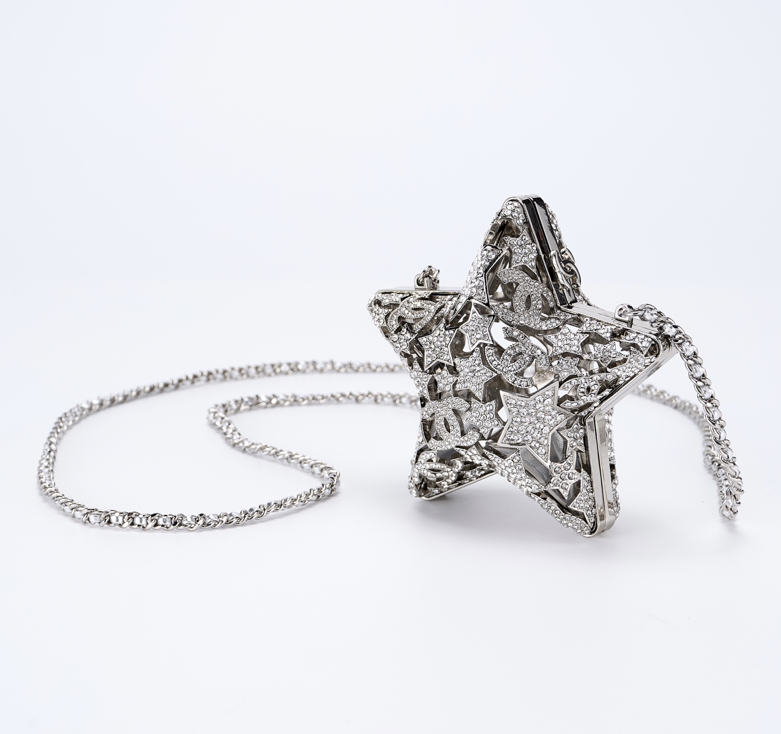 NO:700813,OHANEL25A Collector Series Hollow Star Diamond Bag Evening Bag is super sparkling. The collector's beauty of the high-end handicraft workshop is exaggerated! The joy of being all in with friends. 25 High-end Handicraft Workshop pays homage to Eastern culture. The works of the handicraft workshop are still very exquisite. I got a collector's bag with my sisters. It is too flashy and too beige. Even ordinary clothes will have a bright spot with this one ~ I took the star diamond bag home ~ The handicraft workshop is really exquisite. Material copper imported rhinestones color gold, silver size 13×13×4cm, collector19860909OHANEL25A 收藏家系列镂空星星钻包晚宴包超级闪耀哇 高级手工坊收藏家美很夸张！和朋友一起All in的快乐 25高级手工坊向东方文化致敬手工坊的作品还是很精致的,和姐妹一起拿了收藏家包包 太闪太米了再平平無奇的衣服配上這顆就有了亮點～把星星钻钻包带回家啦～手工坊确实精致喔材质铜进口水钻颜色金色、银色尺寸13×13×4cm,收藏家,韩剧