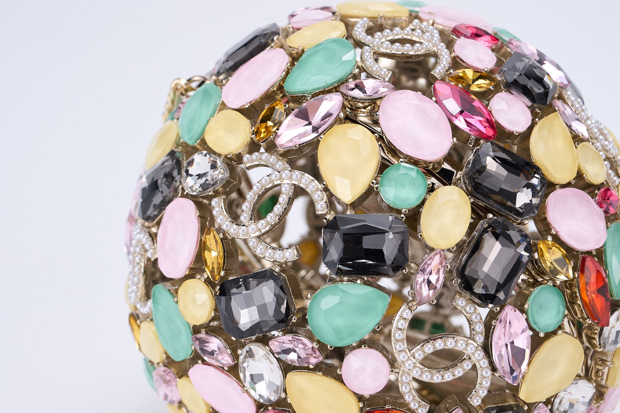 独家顶级版本٩😍۶  OHANEL 26C早春度假系列七彩水晶钻球晚宴包    👍🏻十几年行业顶级厂家匠心纯手工打造的重量级钻球包👍🏻😘༄

♡十几年老工匠独家研发技术♡ 采用全铜一体成型球形框架，进口七彩水钻，明黄、薰衣草紫、金属色等新配色，让球球很清新别致，配色太好看，搭配衣服太美了～🧡ྀི💛ྀི❤️ྀི

这款七彩钻球包算是近几年香奈儿收藏家系列中最美的单品🥰打开包包，里面运用了经典元素，每一个字母都是手工雕刻而成，细节感满满～纯手工打造，限量出货👍🏻👍🏻👍🏻

材质：铜➕进口水钻
尺寸： 13x13x13cm
款号：AS5659