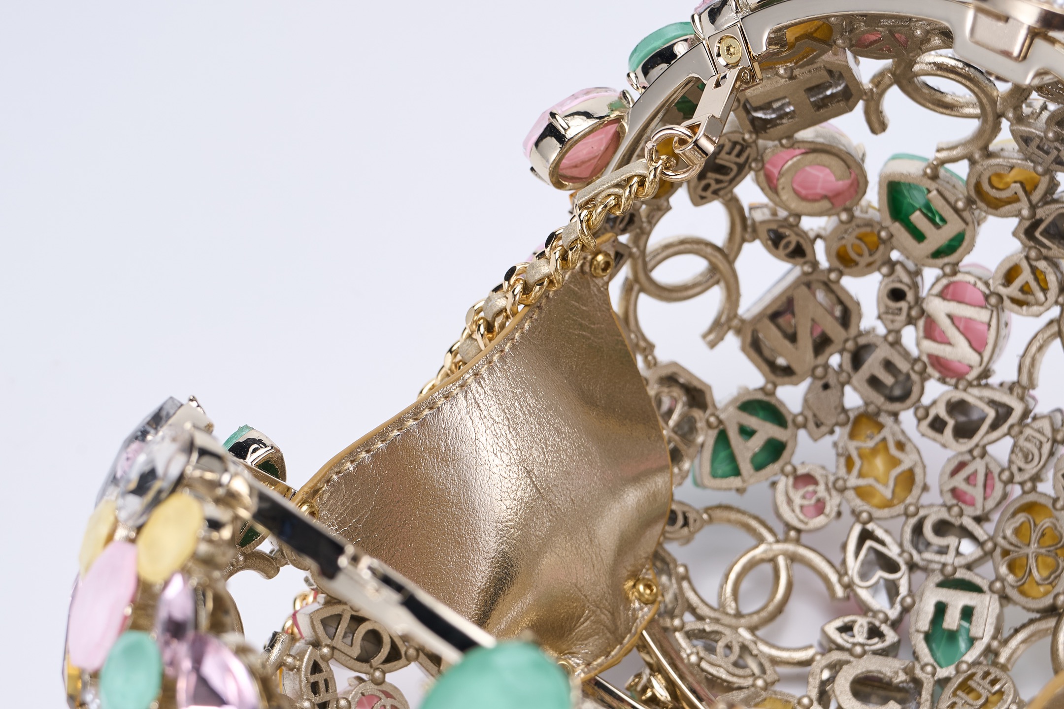 独家顶级版本٩😍۶  OHANEL 26C早春度假系列七彩水晶钻球晚宴包    👍🏻十几年行业顶级厂家匠心纯手工打造的重量级钻球包👍🏻😘༄

♡十几年老工匠独家研发技术♡ 采用全铜一体成型球形框架，进口七彩水钻，明黄、薰衣草紫、金属色等新配色，让球球很清新别致，配色太好看，搭配衣服太美了～🧡ྀི💛ྀི❤️ྀི

这款七彩钻球包算是近几年香奈儿收藏家系列中最美的单品🥰打开包包，里面运用了经典元素，每一个字母都是手工雕刻而成，细节感满满～纯手工打造，限量出货👍🏻👍🏻👍🏻

材质：铜➕进口水钻
尺寸： 13x13x13cm
款号：AS5659