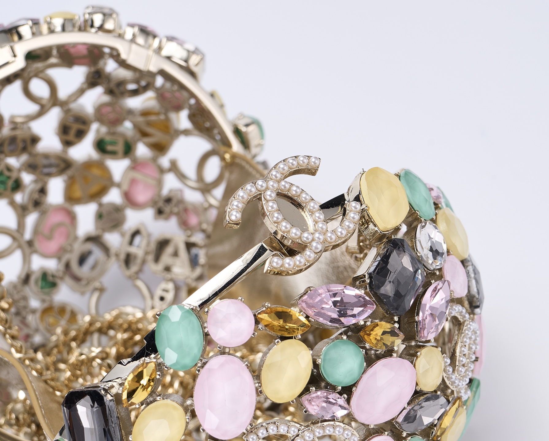 独家顶级版本٩😍۶  OHANEL 26C早春度假系列七彩水晶钻球晚宴包    👍🏻十几年行业顶级厂家匠心纯手工打造的重量级钻球包👍🏻😘༄

♡十几年老工匠独家研发技术♡ 采用全铜一体成型球形框架，进口七彩水钻，明黄、薰衣草紫、金属色等新配色，让球球很清新别致，配色太好看，搭配衣服太美了～🧡ྀི💛ྀི❤️ྀི

这款七彩钻球包算是近几年香奈儿收藏家系列中最美的单品🥰打开包包，里面运用了经典元素，每一个字母都是手工雕刻而成，细节感满满～纯手工打造，限量出货👍🏻👍🏻👍🏻

材质：铜➕进口水钻
尺寸： 13x13x13cm
款号：AS5659