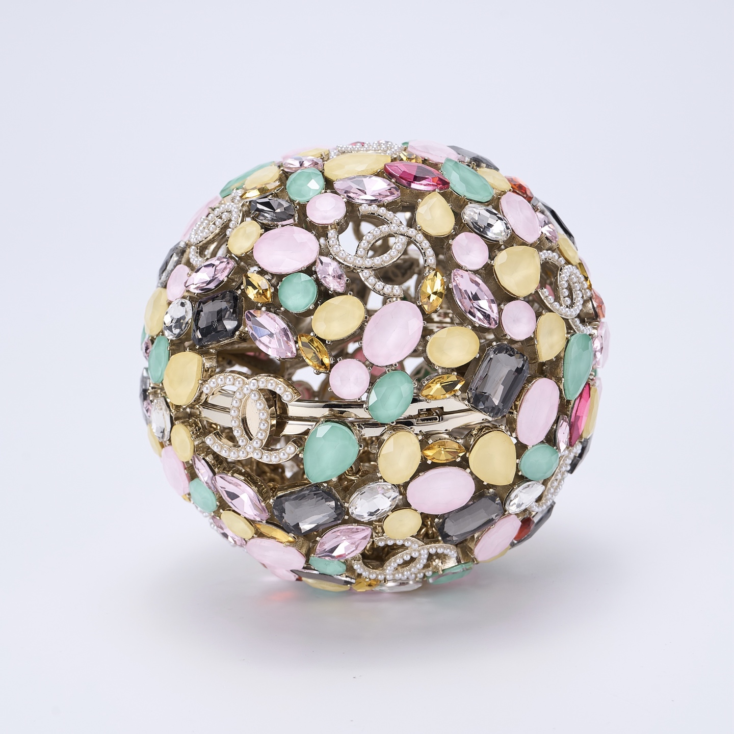 独家顶级版本٩😍۶  OHANEL 26C早春度假系列七彩水晶钻球晚宴包    👍🏻十几年行业顶级厂家匠心纯手工打造的重量级钻球包👍🏻😘༄

♡十几年老工匠独家研发技术♡ 采用全铜一体成型球形框架，进口七彩水钻，明黄、薰衣草紫、金属色等新配色，让球球很清新别致，配色太好看，搭配衣服太美了～🧡ྀི💛ྀི❤️ྀི

这款七彩钻球包算是近几年香奈儿收藏家系列中最美的单品🥰打开包包，里面运用了经典元素，每一个字母都是手工雕刻而成，细节感满满～纯手工打造，限量出货👍🏻👍🏻👍🏻

材质：铜➕进口水钻
尺寸： 13x13x13cm
款号：AS5659