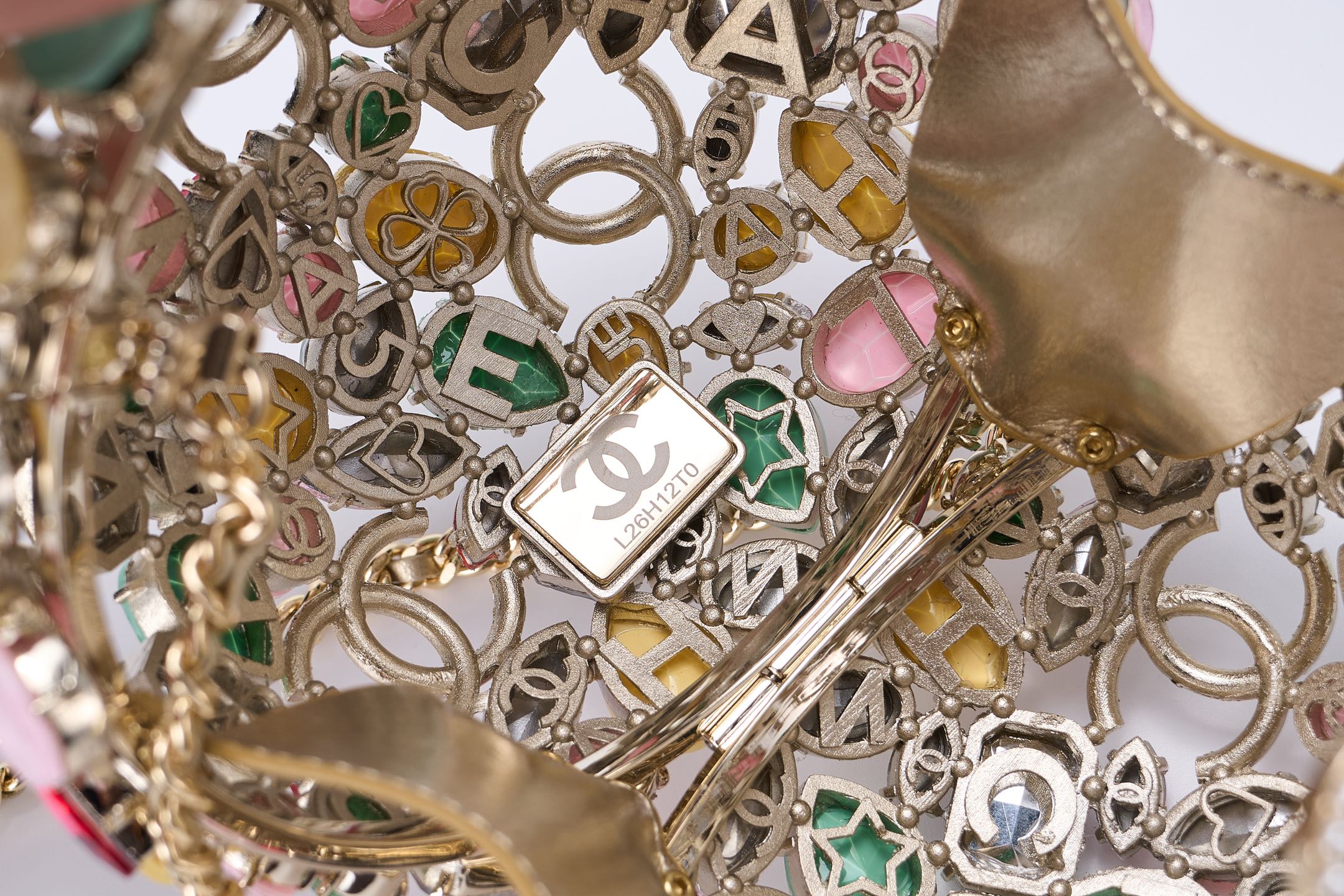 独家顶级版本٩😍۶  OHANEL 26C早春度假系列七彩水晶钻球晚宴包    👍🏻十几年行业顶级厂家匠心纯手工打造的重量级钻球包👍🏻😘༄

♡十几年老工匠独家研发技术♡ 采用全铜一体成型球形框架，进口七彩水钻，明黄、薰衣草紫、金属色等新配色，让球球很清新别致，配色太好看，搭配衣服太美了～🧡ྀི💛ྀི❤️ྀི

这款七彩钻球包算是近几年香奈儿收藏家系列中最美的单品🥰打开包包，里面运用了经典元素，每一个字母都是手工雕刻而成，细节感满满～纯手工打造，限量出货👍🏻👍🏻👍🏻

材质：铜➕进口水钻
尺寸： 13x13x13cm
款号：AS5659