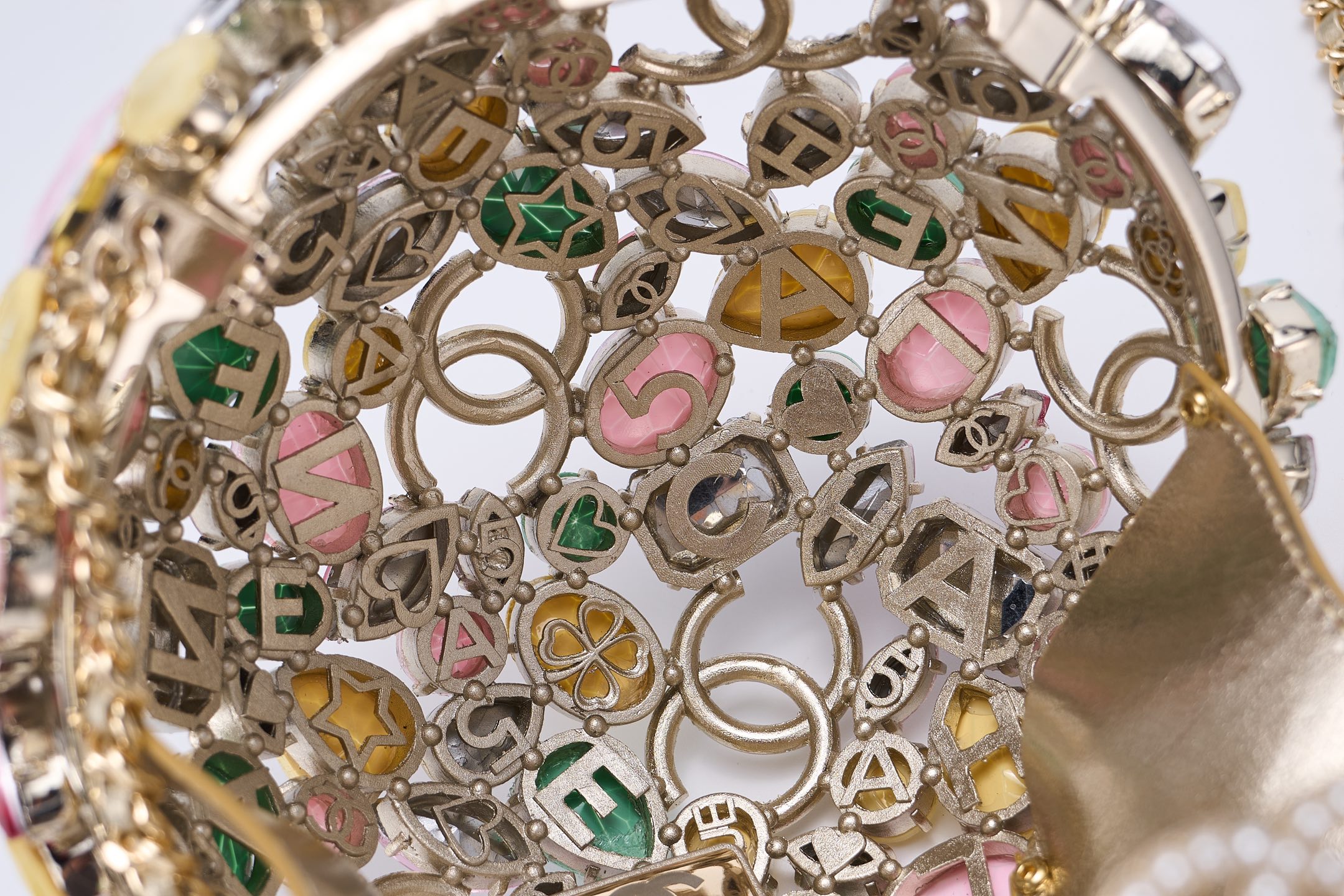 独家顶级版本٩😍۶  OHANEL 26C早春度假系列七彩水晶钻球晚宴包    👍🏻十几年行业顶级厂家匠心纯手工打造的重量级钻球包👍🏻😘༄

♡十几年老工匠独家研发技术♡ 采用全铜一体成型球形框架，进口七彩水钻，明黄、薰衣草紫、金属色等新配色，让球球很清新别致，配色太好看，搭配衣服太美了～🧡ྀི💛ྀི❤️ྀི

这款七彩钻球包算是近几年香奈儿收藏家系列中最美的单品🥰打开包包，里面运用了经典元素，每一个字母都是手工雕刻而成，细节感满满～纯手工打造，限量出货👍🏻👍🏻👍🏻

材质：铜➕进口水钻
尺寸： 13x13x13cm
款号：AS5659