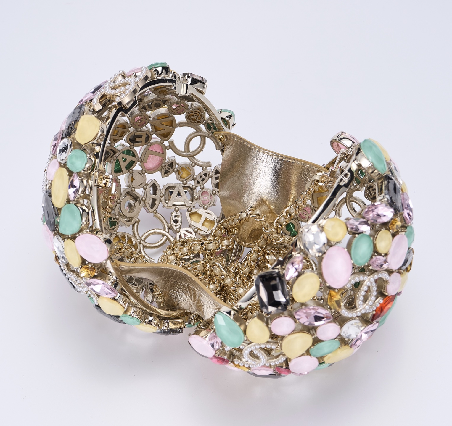 独家顶级版本٩😍۶  OHANEL 26C早春度假系列七彩水晶钻球晚宴包    👍🏻十几年行业顶级厂家匠心纯手工打造的重量级钻球包👍🏻😘༄

♡十几年老工匠独家研发技术♡ 采用全铜一体成型球形框架，进口七彩水钻，明黄、薰衣草紫、金属色等新配色，让球球很清新别致，配色太好看，搭配衣服太美了～🧡ྀི💛ྀི❤️ྀི

这款七彩钻球包算是近几年香奈儿收藏家系列中最美的单品🥰打开包包，里面运用了经典元素，每一个字母都是手工雕刻而成，细节感满满～纯手工打造，限量出货👍🏻👍🏻👍🏻

材质：铜➕进口水钻
尺寸： 13x13x13cm
款号：AS5659