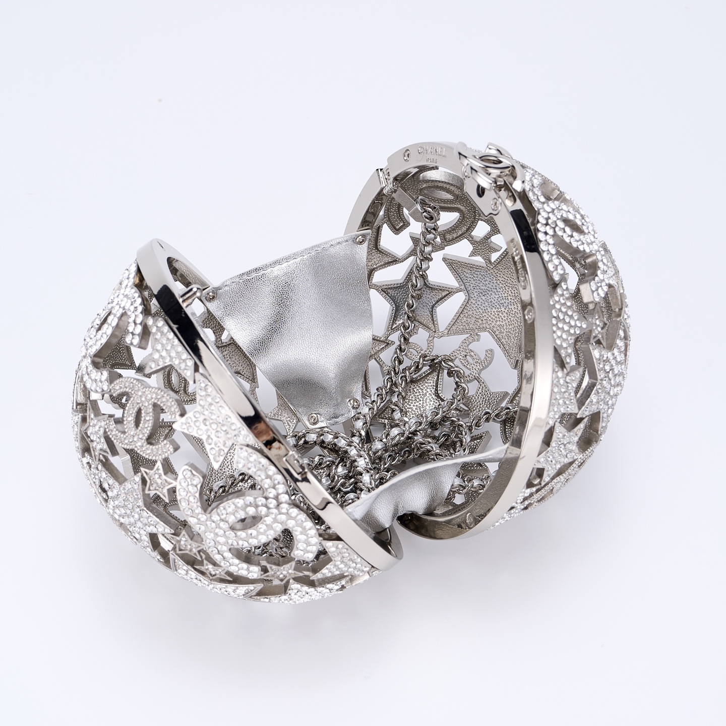 独家重磅新品到货[庆祝]Ohanel 25A高级手工坊系列星星镂空球形晚宴包 太惊艳啦[庆祝][庆祝]
ZP级，行业顶级厂家出品🤩🤩
星星镂空球形晚宴包，又又又是一枚收藏家系列必入水晶小金球，整个球是由五角星➕双C Logo组成，镂空设计镶嵌着钻石，细节感满满，精致高雅有质感，镂空设计独特美观🥰🥰

材质：全铜五金➕进口水钻
颜色：银色
尺寸：13&times;13&times;13cm
