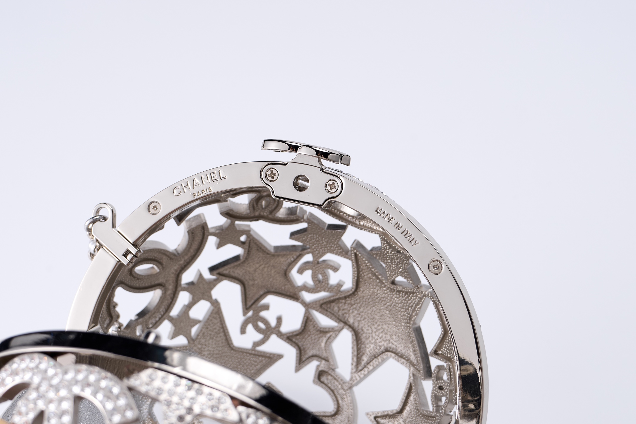 独家重磅新品到货[庆祝]Ohanel 25A高级手工坊系列星星镂空球形晚宴包 太惊艳啦[庆祝][庆祝]
ZP级，行业顶级厂家出品🤩🤩
星星镂空球形晚宴包，又又又是一枚收藏家系列必入水晶小金球，整个球是由五角星➕双C Logo组成，镂空设计镶嵌着钻石，细节感满满，精致高雅有质感，镂空设计独特美观🥰🥰

材质：全铜五金➕进口水钻
颜色：银色
尺寸：13&times;13&times;13cm
