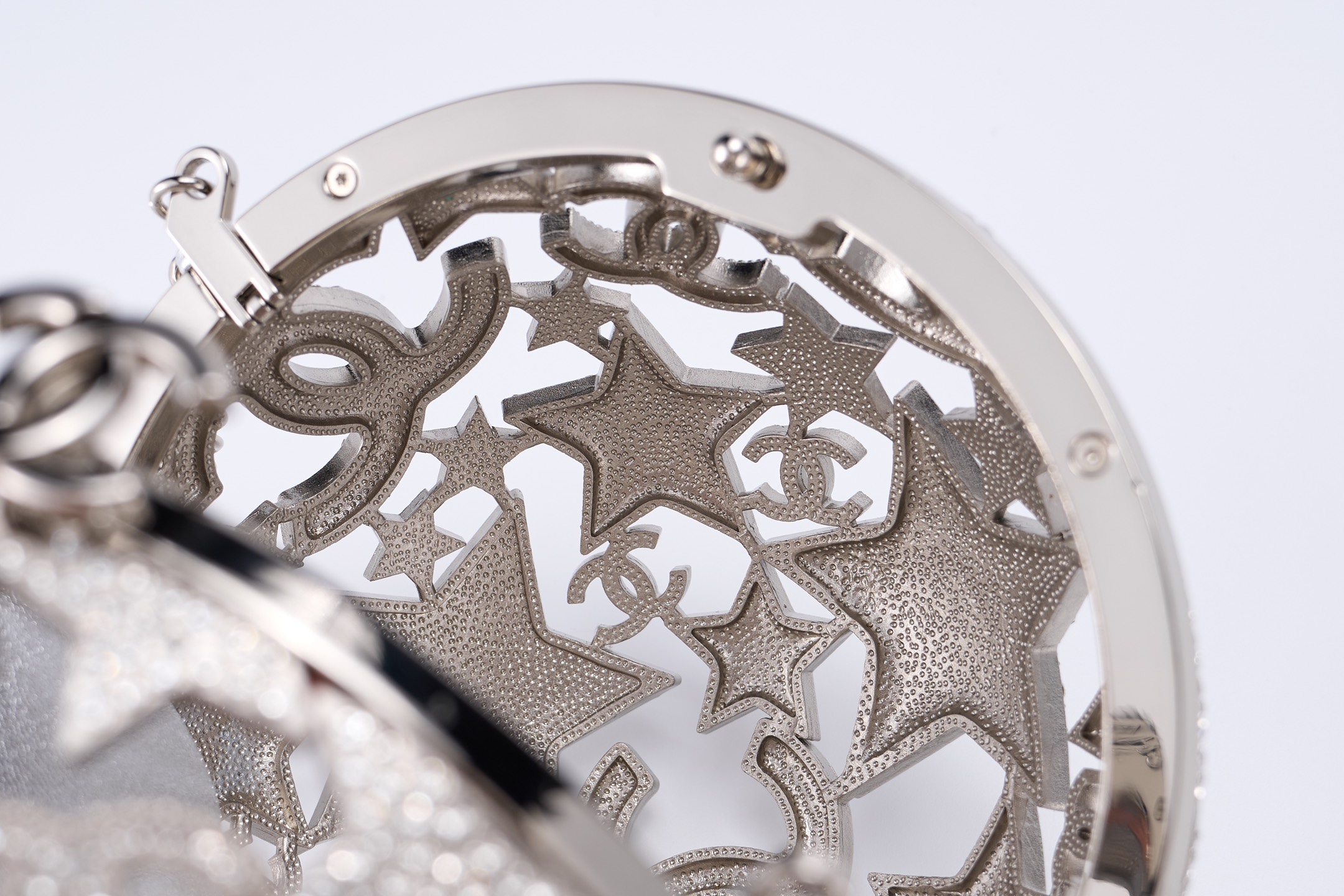 独家重磅新品到货[庆祝]Ohanel 25A高级手工坊系列星星镂空球形晚宴包 太惊艳啦[庆祝][庆祝]
ZP级，行业顶级厂家出品🤩🤩
星星镂空球形晚宴包，又又又是一枚收藏家系列必入水晶小金球，整个球是由五角星➕双C Logo组成，镂空设计镶嵌着钻石，细节感满满，精致高雅有质感，镂空设计独特美观🥰🥰

材质：全铜五金➕进口水钻
颜色：银色
尺寸：13&times;13&times;13cm
