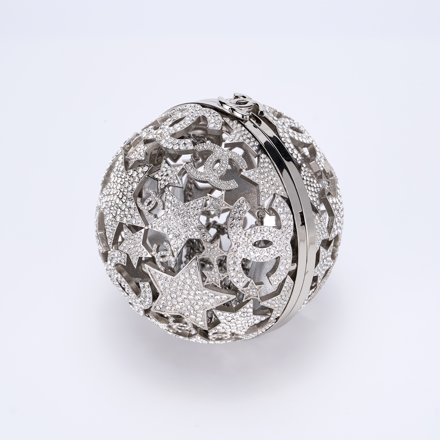 独家重磅新品到货[庆祝]Ohanel 25A高级手工坊系列星星镂空球形晚宴包 太惊艳啦[庆祝][庆祝]
ZP级，行业顶级厂家出品🤩🤩
星星镂空球形晚宴包，又又又是一枚收藏家系列必入水晶小金球，整个球是由五角星➕双C Logo组成，镂空设计镶嵌着钻石，细节感满满，精致高雅有质感，镂空设计独特美观🥰🥰

材质：全铜五金➕进口水钻
颜色：银色
尺寸：13&times;13&times;13cm
