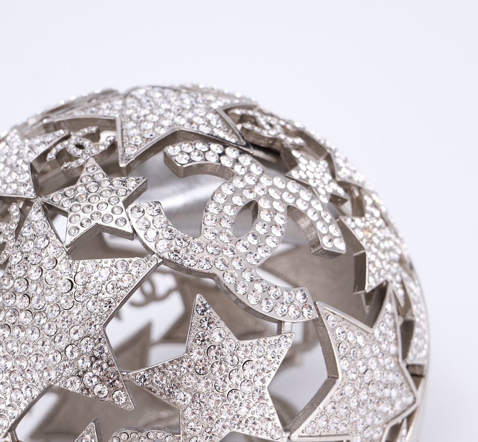 独家重磅新品到货[庆祝]Ohanel 25A高级手工坊系列星星镂空球形晚宴包 太惊艳啦[庆祝][庆祝]
ZP级，行业顶级厂家出品🤩🤩
星星镂空球形晚宴包，又又又是一枚收藏家系列必入水晶小金球，整个球是由五角星➕双C Logo组成，镂空设计镶嵌着钻石，细节感满满，精致高雅有质感，镂空设计独特美观🥰🥰

材质：全铜五金➕进口水钻
颜色：银色
尺寸：13&times;13&times;13cm
