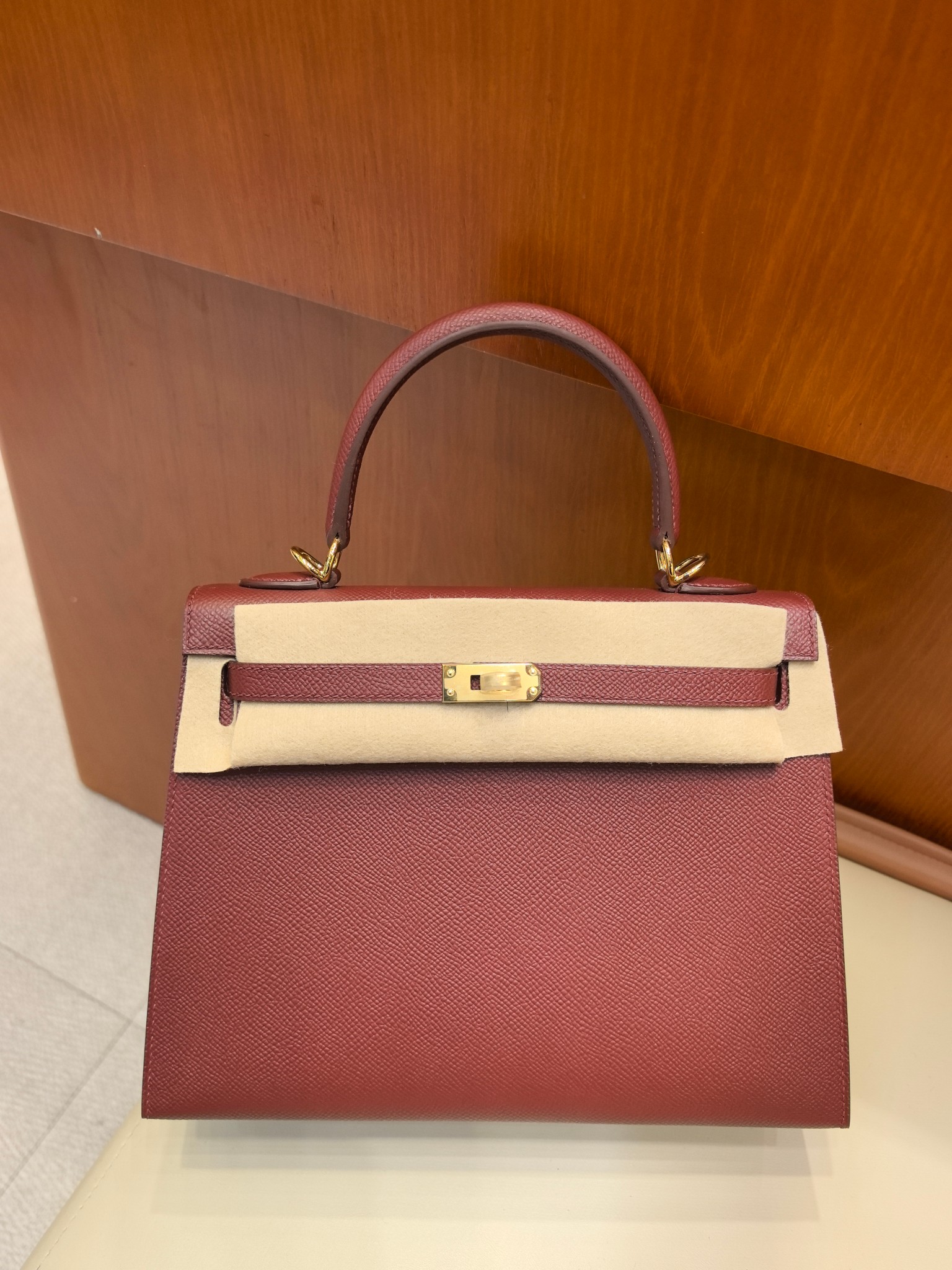 Hermès Kelly 25 Red Epsom Leather Gold Hardware Handbag 9 a1742885216487 7300