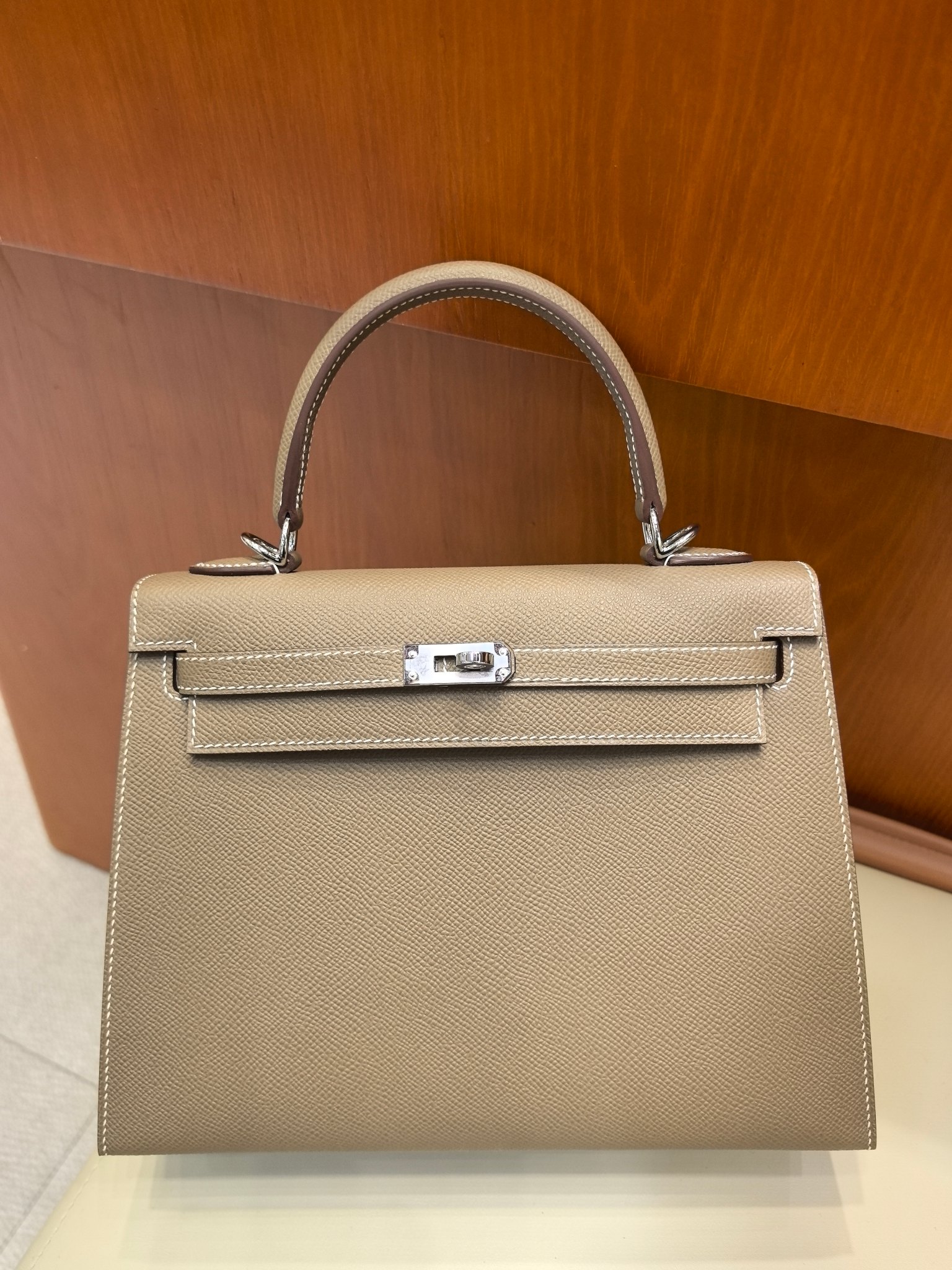 Elegante Bolso de Mano Hermes Kelly 25cm en Piel Epsom, Gris Elefante