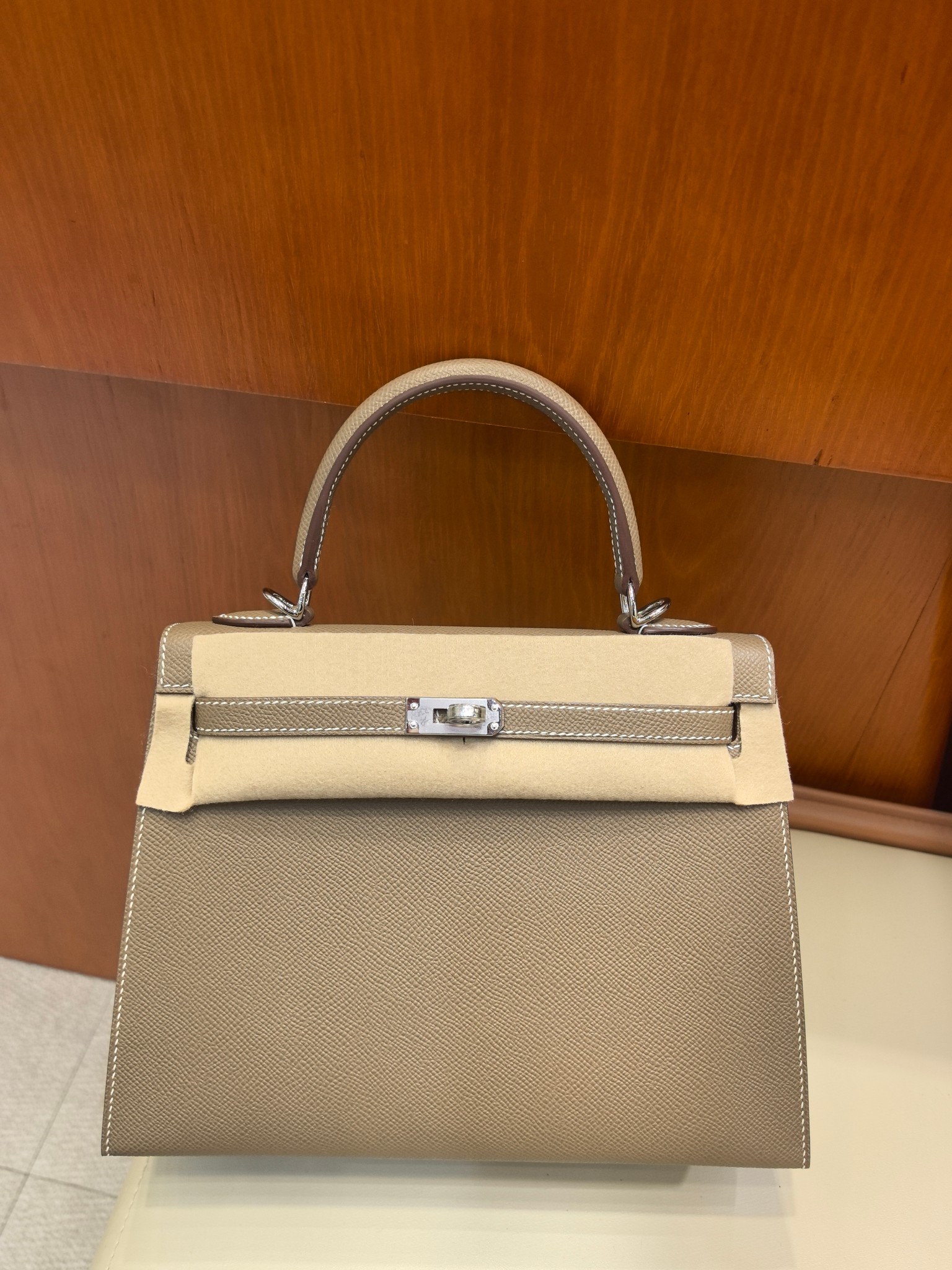 Hermès Kelly Tas - Tijdloze Elegantie in Taupe Leer met Zilveren Hardware