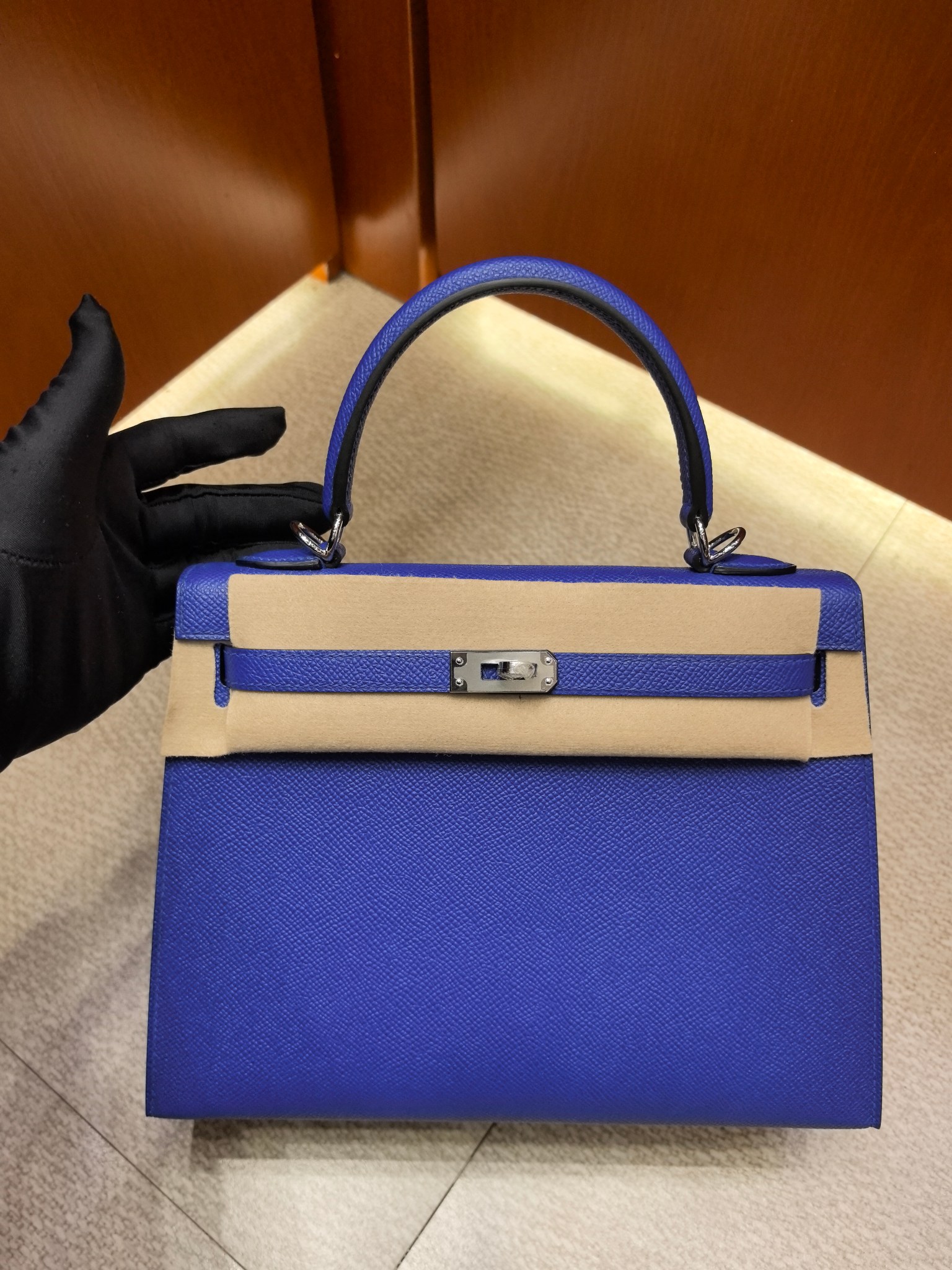 Hermès Kelly : Élégance Intemporelle en Cuir Bleu et Beige