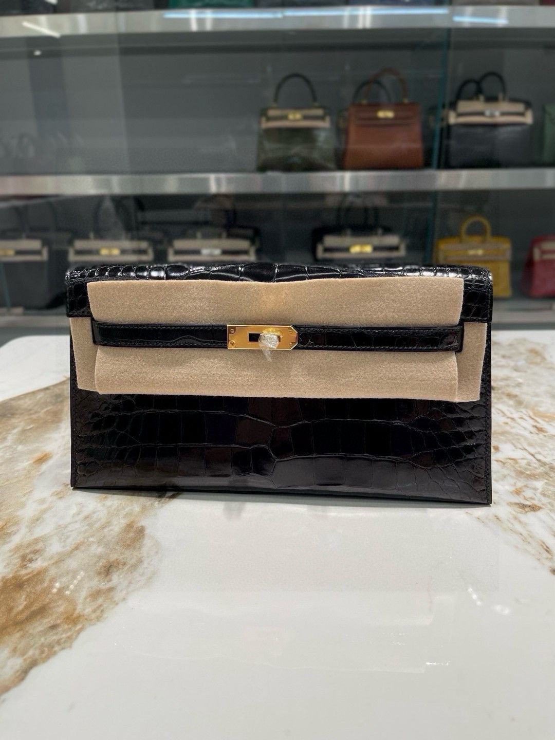 Elegante Bolso de Mano Hermes Kelly en Piel de Cocodrilo Negra