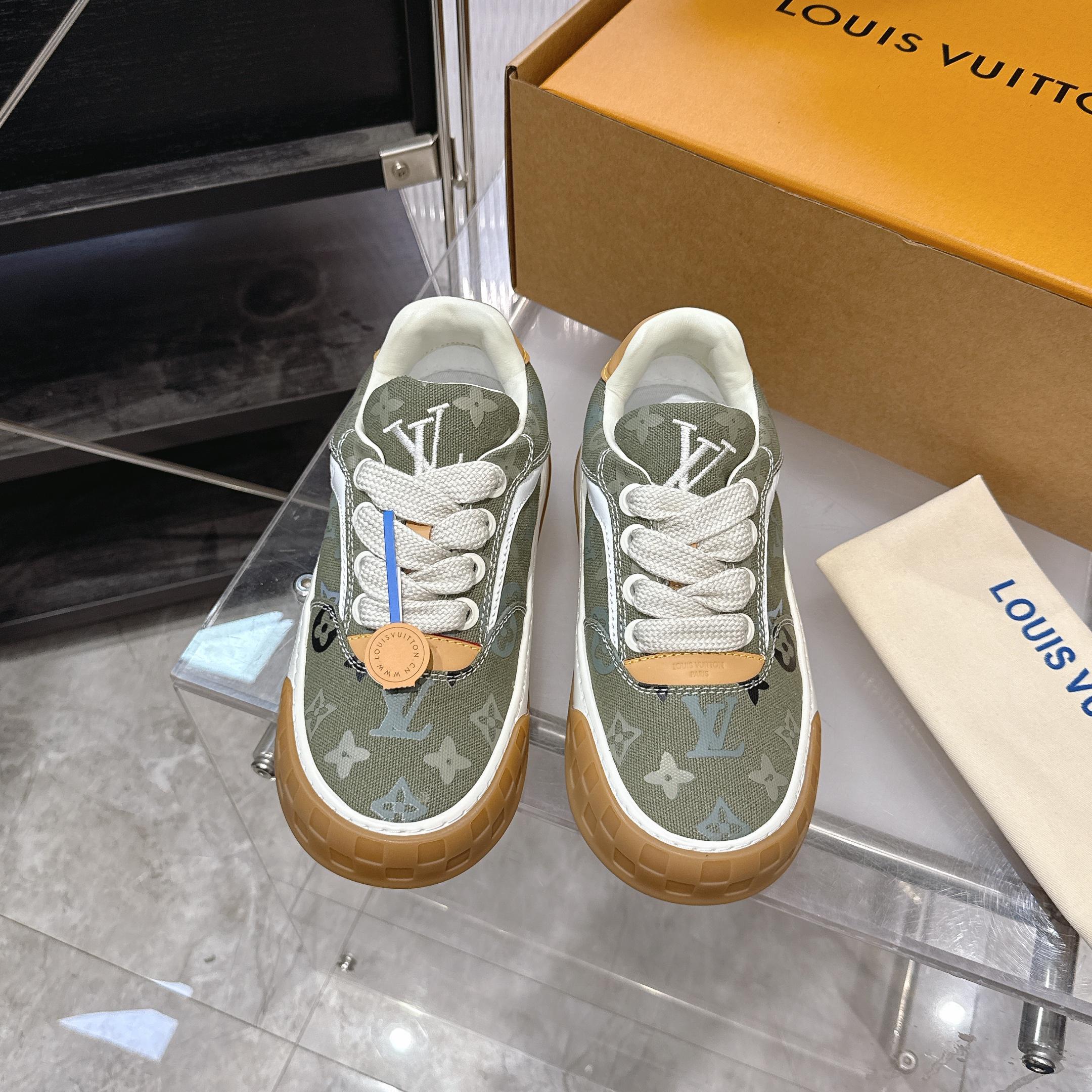 NO:682359,The top version of LV-Louis Vuitton-classic catwalk new style. Air glue technology. Original 1:1 development!! The upper foot is very comfortable and luxurious materials, fine workmanship, and the midsole is printed with English letters made in Europe. The upper is spliced with calfskin imported from Italy, and the side is decorated with the brand LOGO and signature. The latest latex foot pad + mesh lining, the foot feels super comfortable. The original two-color TPU combination outsole is specially provided by the original factory. The package technology is Goodyear stitching and locking. The fabric is exclusively customized first-layer cowhide.  Accessories exclusive private model Vuitton logo, lining customized silky mesh - first layer of silk cowhide lining outsole TPU combination outsole wear-resistant, non-slip and anti-yellowing, new latex pad for feet - mesh sweat-absorbent technology full computer sewing machine drawing toe cap back sleeve hot and cold shaping full set of pull-top sleeve last medium and low logo pattern code number 35-45, casual shoes/sports shoes, louis vuitton, louis  vuitton,sneakers,cowhide19860909顶级版本LV-路易威登-经典走秀新款 空胶工艺.原版1:1开发!!上脚非常舒适奢侈用料,做工精细,中底印有欧洲制造英文字母 鞋面由意大利进口小牛皮拼接,侧边饰有品牌LOGO标志及签名,最新乳胶垫脚+网布内里,脚感超舒适.原厂特供原版双色TPU组合大底.套包工艺固特异缝合锁边 面料独家定制头层牛皮 配件独家私模Vuitton标识, 内里定制丝滑网里-头层丝绸牛皮内里大底TPU组合大底耐磨防滑防黄垫脚新款乳胶垫-网纱吸汗 工艺全电脑针车拉线 鞋头 后套 冷热定型全套拉帮套楦中低logo花纹码数35-45,休闲鞋/运动鞋,louis vuitton,louis vuitton,sneakers,cowhide,Women's Shoes