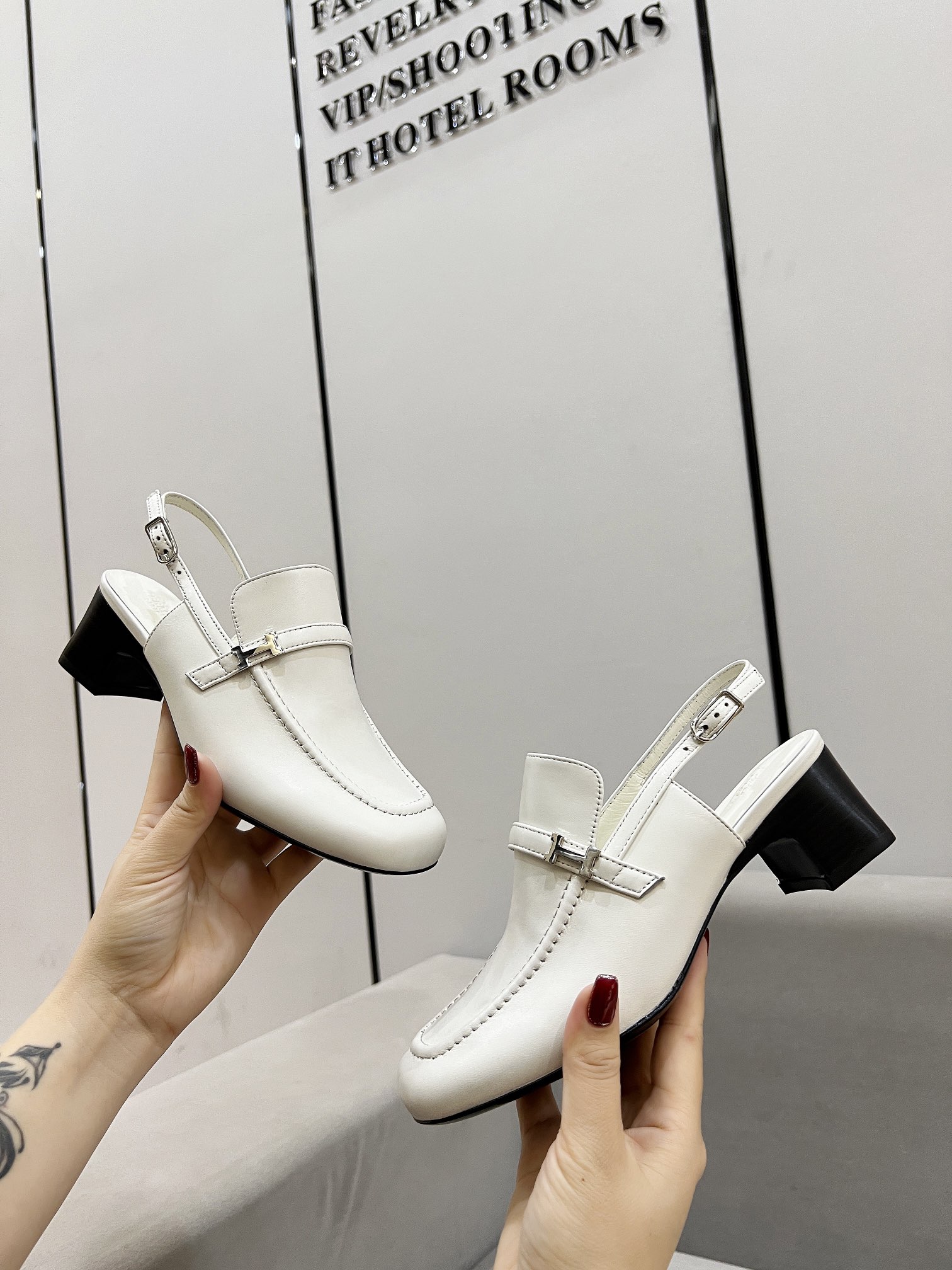 NO:173416,Hermes leather top version!  Original development, upper sheepskin inner sheepskin lining sheepskin foot pad outsole Italian leather outsole size 34-42 notes 34 41 42 size custom made, no return and exchange, heel height 5cm, packaging configuration original packaging!  , semi-slide sandals, hermes, sandals, sheepskin, Leather soles19860909爱马仕真皮大底顶级版本！原版开发 鞋面羊皮 内里 羊皮里 羊皮垫脚垫 大底意大利真皮大底 码数34-42注34 41 42码定做 不退换 跟高5cm 包装配置原版包装！,半拖凉鞋,hermes,sandals,sheepskin,Leather soles,Women's Shoes