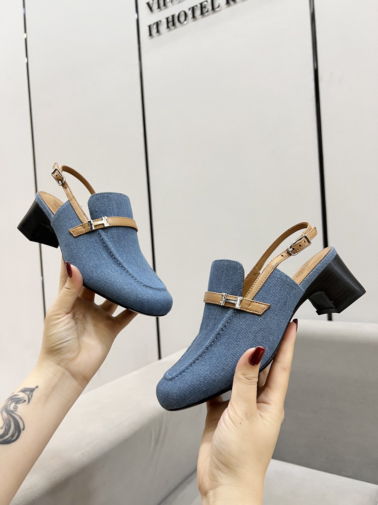 NO:173394,Hermes leather top version!  Original development, upper counter fabric, inner sheepskin lining, sheepskin foot pad, outsole, Italian leather outsole, size 34-42, note 434 41, 42 size customization, non-return and exchange, heel height 5cm, packaging configuration original packaging!  , semi-slide sandals, hermes, sandals, sheepskin, Leather soles19860909爱马仕真皮大底顶级版本！原版开发 鞋面专柜布面 内里 羊皮里 羊皮垫脚垫 大底意大利真皮大底 码数34-42 注434 41 42码定做 不退换 跟高5cm 包装配置原版包装！,半拖凉鞋,hermes,sandals,sheepskin,Leather soles,Women's Shoes