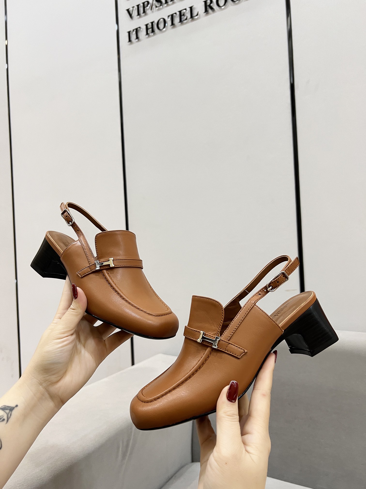 NO:173419,Hermes leather top version!  Original development Upper sheepskin inner sheepskin lining sheepskin foot pad outsole Italian leather outsole size 34-42 Note 34 41 Customized size 42 No return and exchange Heel height 5cm Packaging configuration original packaging!  , semi-slide sandals, hermes, sandals, sheepskin, Leather soles19860909爱马仕真皮大底顶级版本！原版开发 鞋面羊皮 内里 羊皮里 羊皮垫脚垫 大底意大利真皮大底 码数34-42 注34 41 42码定做 不退换 跟高5cm 包装配置原版包装！,半拖凉鞋,hermes,sandals,sheepskin,Leather soles,Women's Shoes