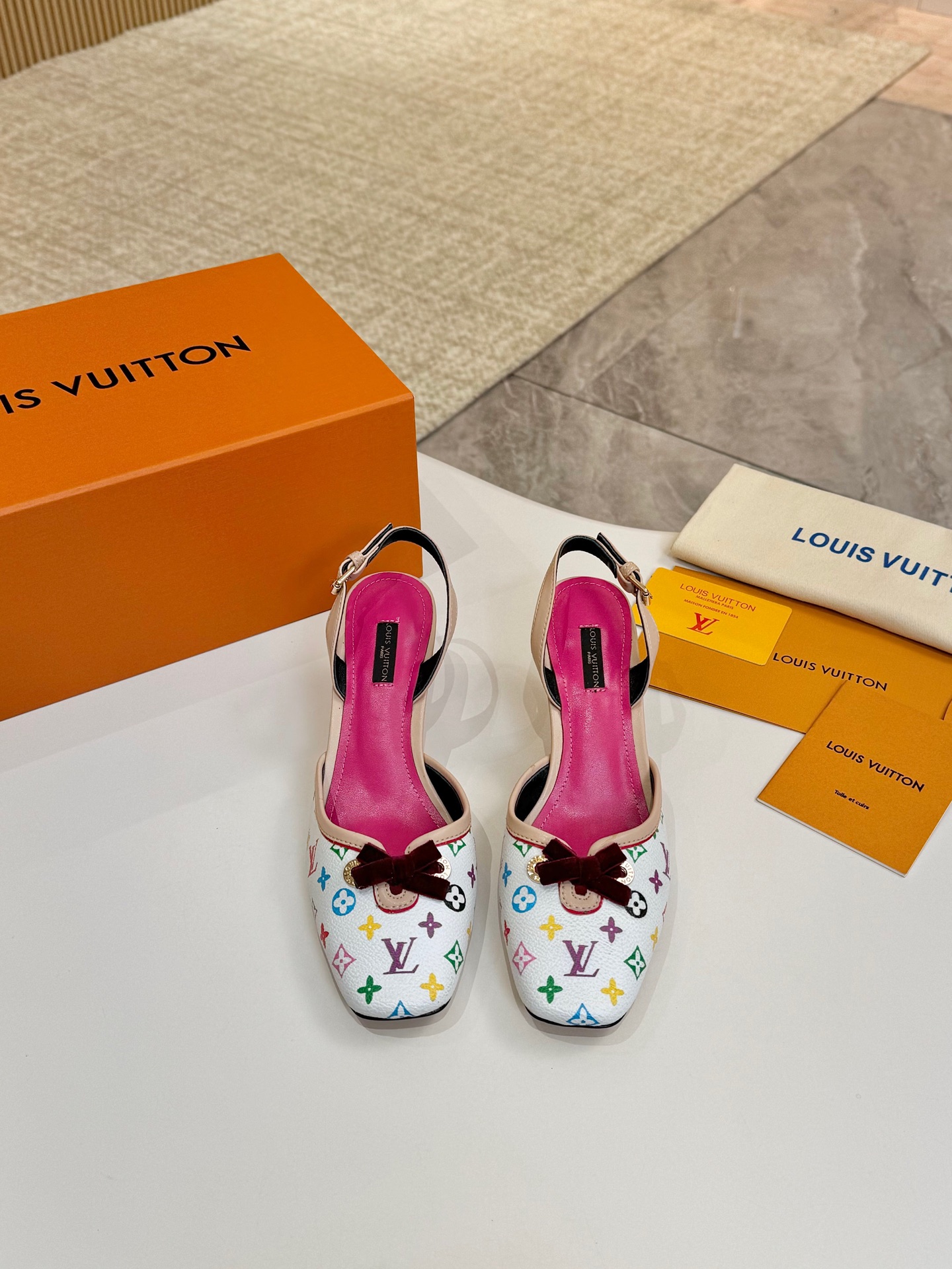 NO:258724,Fabric Cowhide   special leather for counter Long-term goods Inner Sheepskin Fighting pad Sheepskin Heel height 6cm Outsole Genuine leather outsole Size 34-42 34 41 42 Custom made, sandals, sandals, cowhide, sheepskin, Leather soles19860909面料 牛皮＋专柜专用皮料 长期做货 内里 羊皮 垫脚 羊皮 跟高 6cm 大底 真皮大底 码数34-42 34 41 42 订做,凉鞋,sandals,cowhide,sheepskin,Leather soles,Women's Shoes