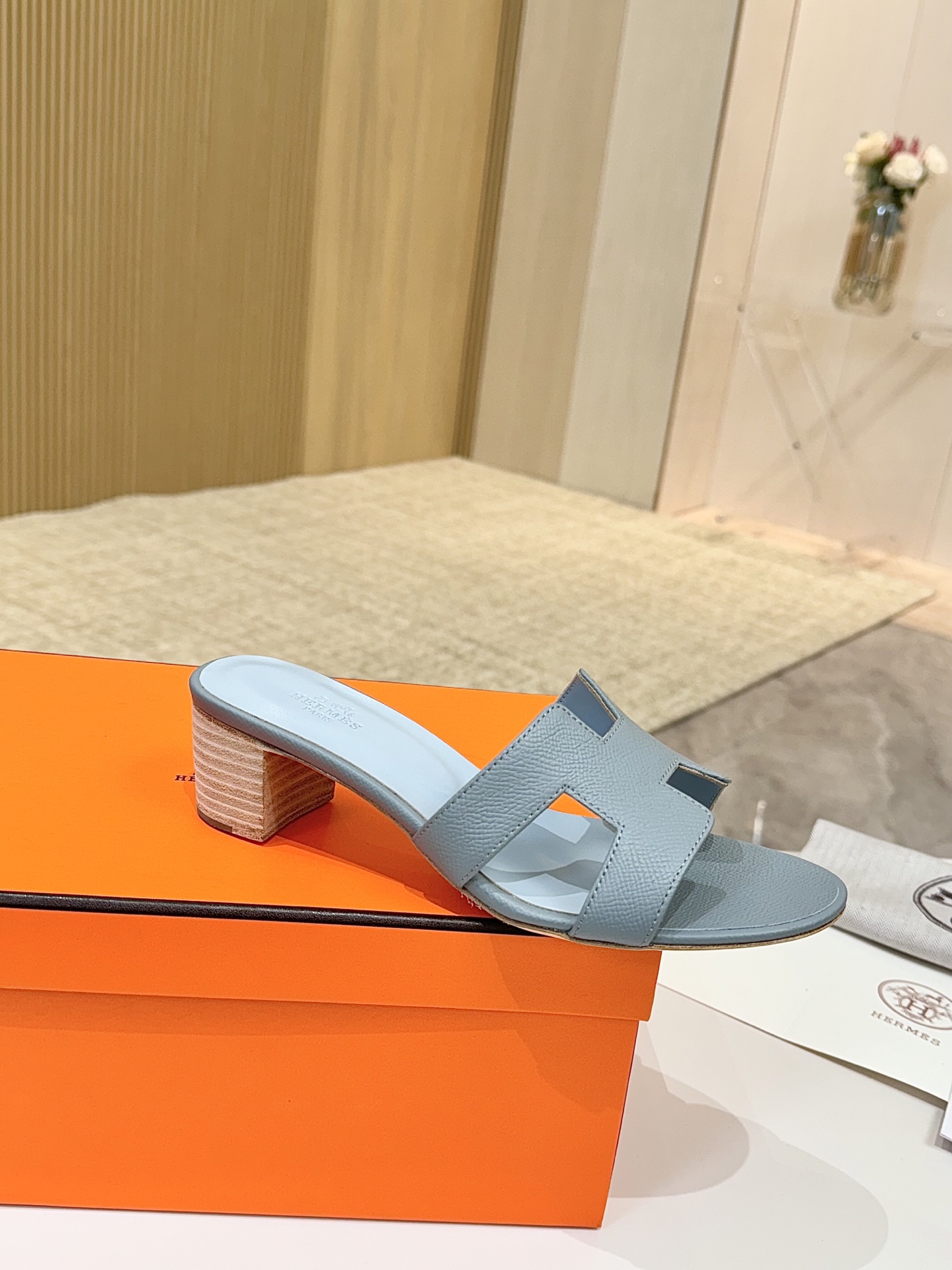 NO:173418,Hermes Hermes leather big bottom top version!  Original development, cowhide upper, inner foot pad, sheepskin, outsole, Italian leather outsole, heel height 4.5cm, size 34-43 note 34 41 42 43 custom-made, no return and exchange, packaging configuration original packaging!  ,slippers,hermes,hermes,slippers,cowhide,sheepskin,Leather soles19860909爱马仕Hermes 真皮大底 顶级版本！原版开发 鞋面牛皮 内里垫脚 羊皮 大底意大利真皮大底  跟高4.5cm 码数34-43注 34 41 42 43 码定做 不退换 包装配置原版包装！,拖鞋,hermes,hermes,slippers,cowhide,sheepskin,Leather soles,Women's Shoes