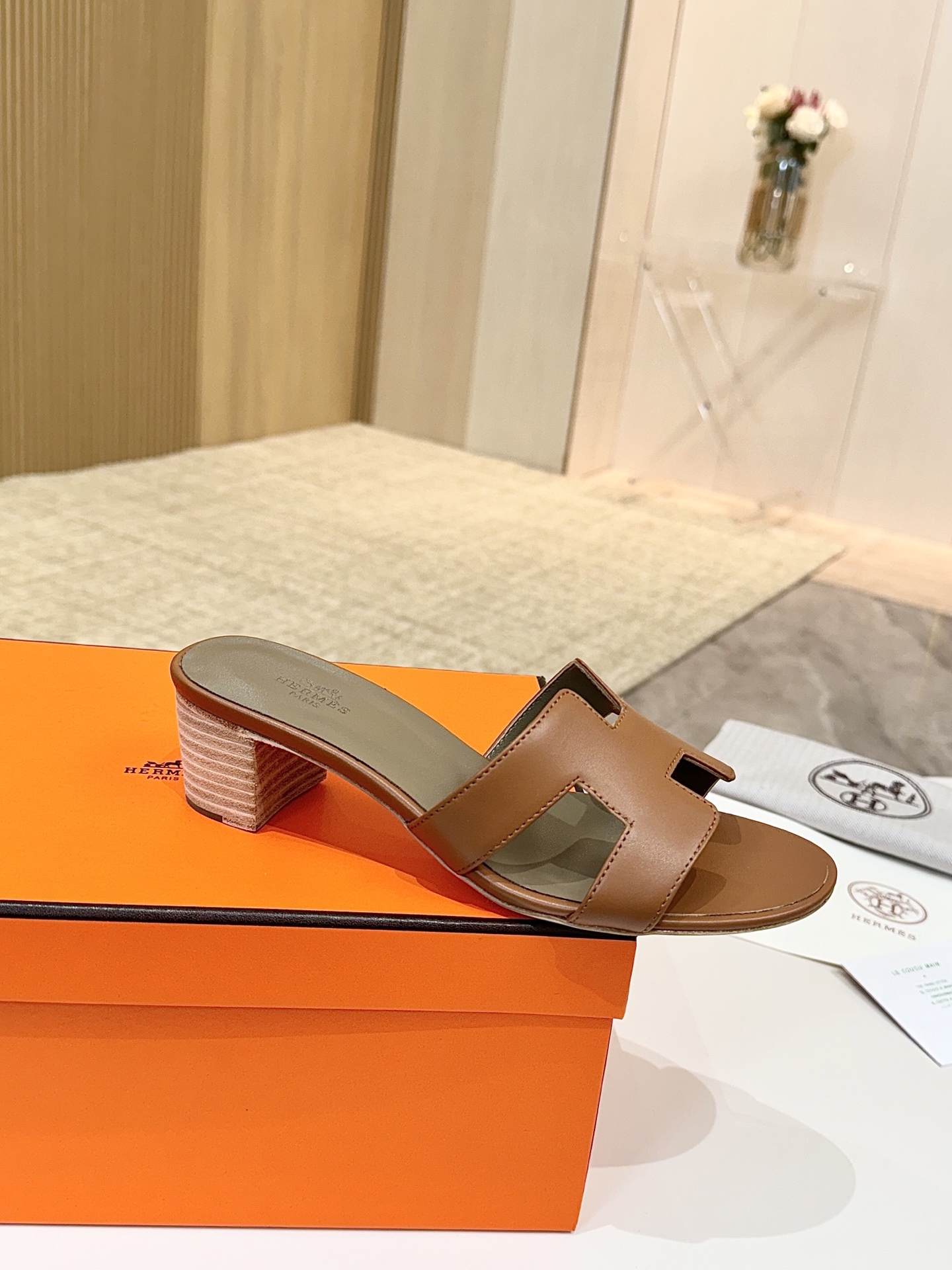 NO:173420,Hermes, leather top version!  Original development, cowhide upper, inner foot pad, sheepskin, outsole, Italian leather outsole, heel height 4.5cm, size 34-43 note 34 41 42 43 custom-made, no return and exchange, packaging configuration original packaging!  ,slippers,hermes,hermes,slippers,cowhide,sheepskin,Leather soles19860909爱马仕Hermes,真皮大底 顶级版本！原版开发 鞋面牛皮 内里垫脚 羊皮 大底意大利真皮大底  跟高4.5cm 码数34-43注 34 41 42 43 码定做 不退换 包装配置原版包装！,拖鞋,hermes,hermes,slippers,cowhide,sheepskin,Leather soles,Women's Shoes