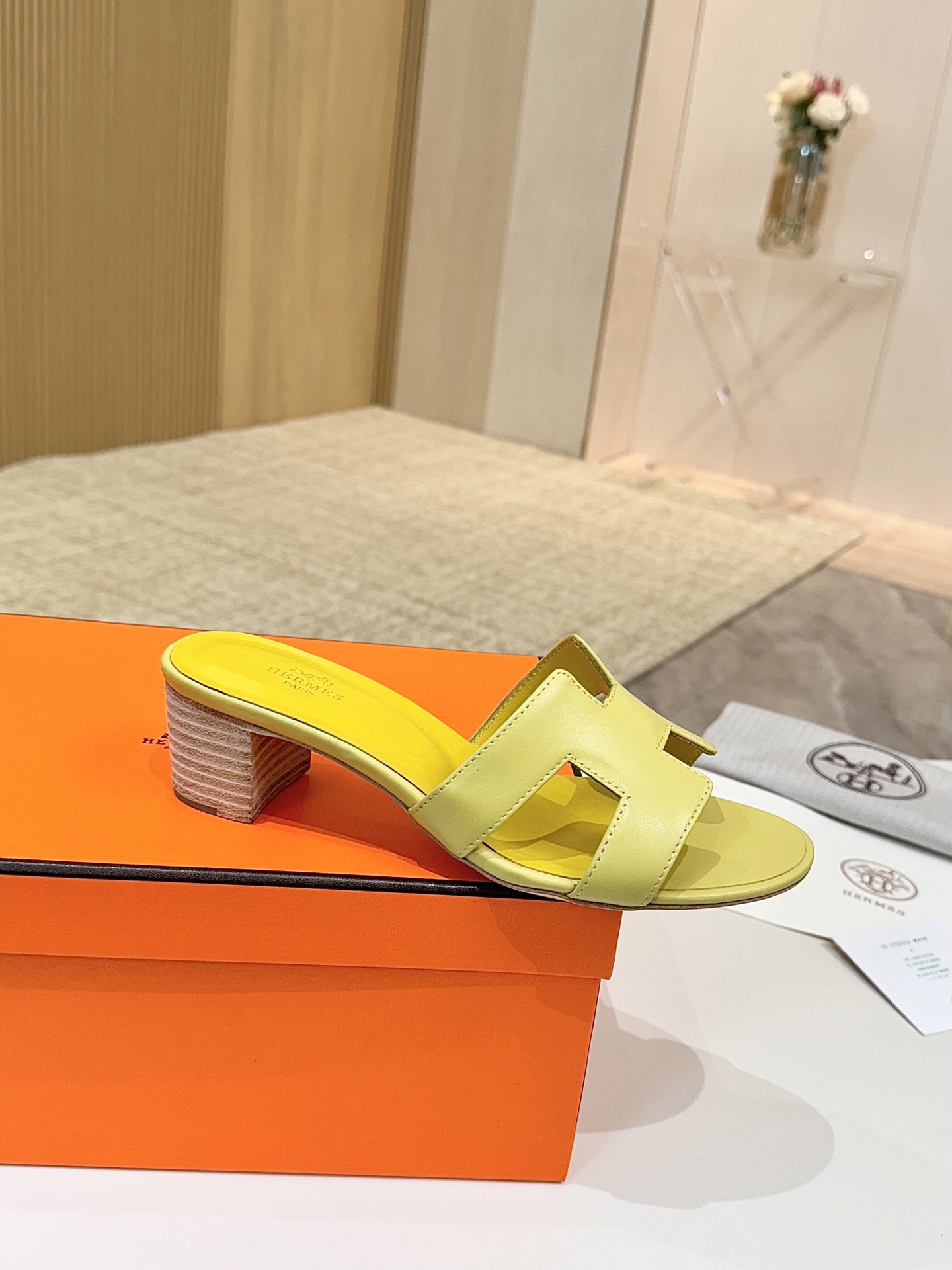 NO:781132,Hermes leather outsole top version!  Original development, cowhide upper, foot pads inside, sheepskin outsole, Italian genuine leather outsole, heel height 4.5cm, size 34-43, note 34, 41, 42, 43, customized, non-refundable, packaging configured with original packaging!  ,slippers,hermes,hermes,slippers,cowhide,sheepskin,Leather soles19860909爱马仕Hermes 真皮大底 顶级版本！原版开发 鞋面牛皮 内里垫脚 羊皮 大底意大利真皮大底  跟高4.5cm 码数34-43注 34 41 42 43 码定做 不退换 包装配置原版包装！,拖鞋,hermes,hermes,slippers,cowhide,sheepskin,Leather soles,Women's Shoes