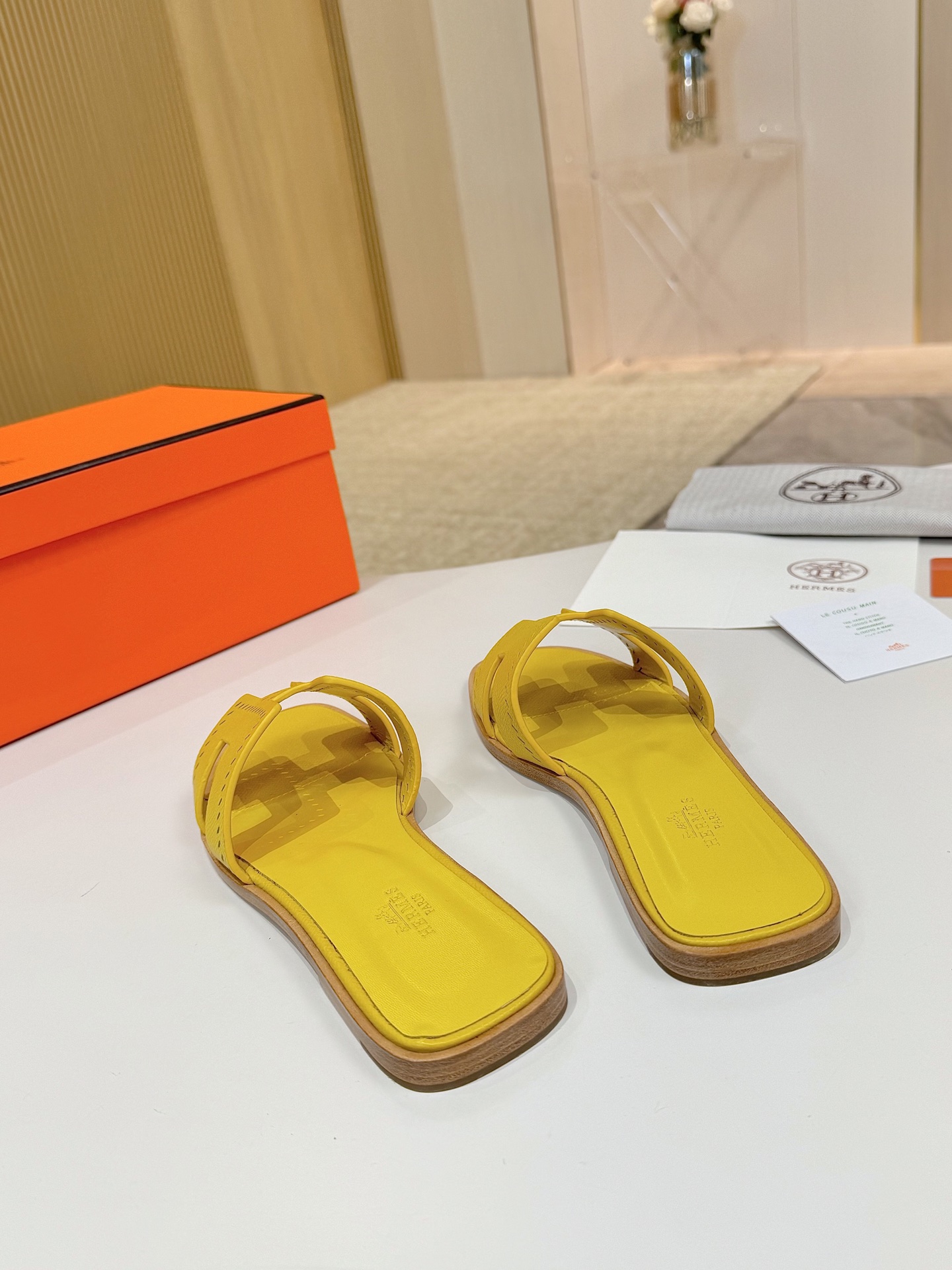 NO:173432,Hermes, leather top version!  Original development: upper palm pattern cowhide, inner foot pad, sheepskin, outsole, Italian leather outsole, size 34-43 notes 34 41 42 43 custom-made, no return and exchange, packaging configuration original packaging!  ,slippers,hermes,hermes,slippers,cowhide,sheepskin,Leather soles19860909爱马仕Hermes,真皮大底 顶级版本！原版开发 鞋面掌纹牛皮 内里垫脚 羊皮 大底意大利真皮大底  码数34-43注 34 41 42 43 码定做 不退换 包装配置原版包装！,拖鞋,hermes,hermes,slippers,cowhide,sheepskin,Leather soles,Women's Shoes