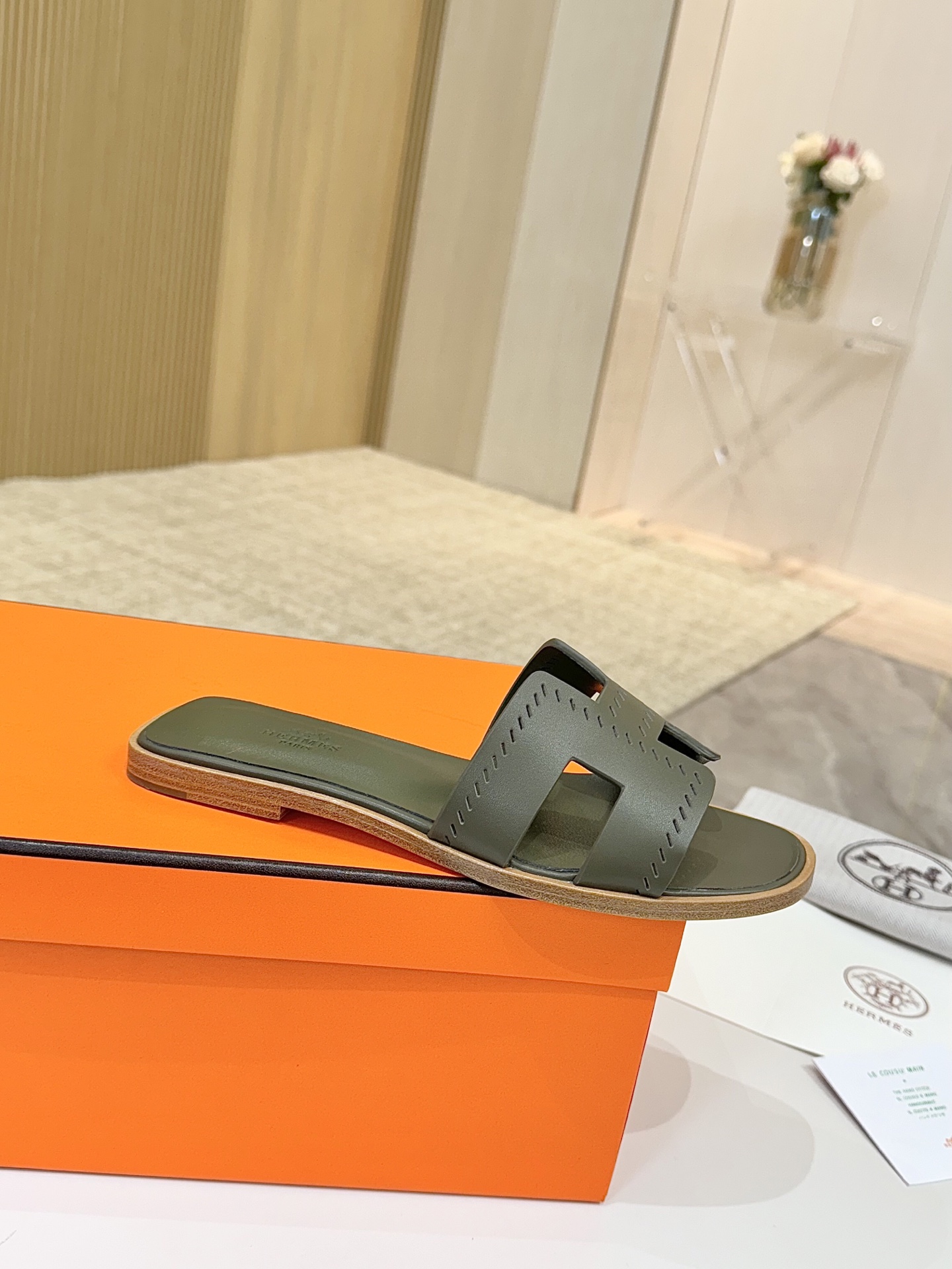 NO:173433,Hermes, leather top version!  Original development, cowhide upper, inner foot pad, sheepskin, outsole, Italian leather, outsole, size 34-43, note 34 41 42 43, custom-made, no return and exchange, packaging configuration, original packaging!  ,slippers,hermes,hermes,slippers,cowhide,sheepskin,Leather soles19860909爱马仕Hermes,真皮大底 顶级版本！原版开发 鞋面牛皮 内里垫脚 羊皮 大底意大利真皮大底  码数34-43注 34 41 42 43 码定做 不退换 包装配置原版包装！,拖鞋,hermes,hermes,slippers,cowhide,sheepskin,Leather soles,Women's Shoes