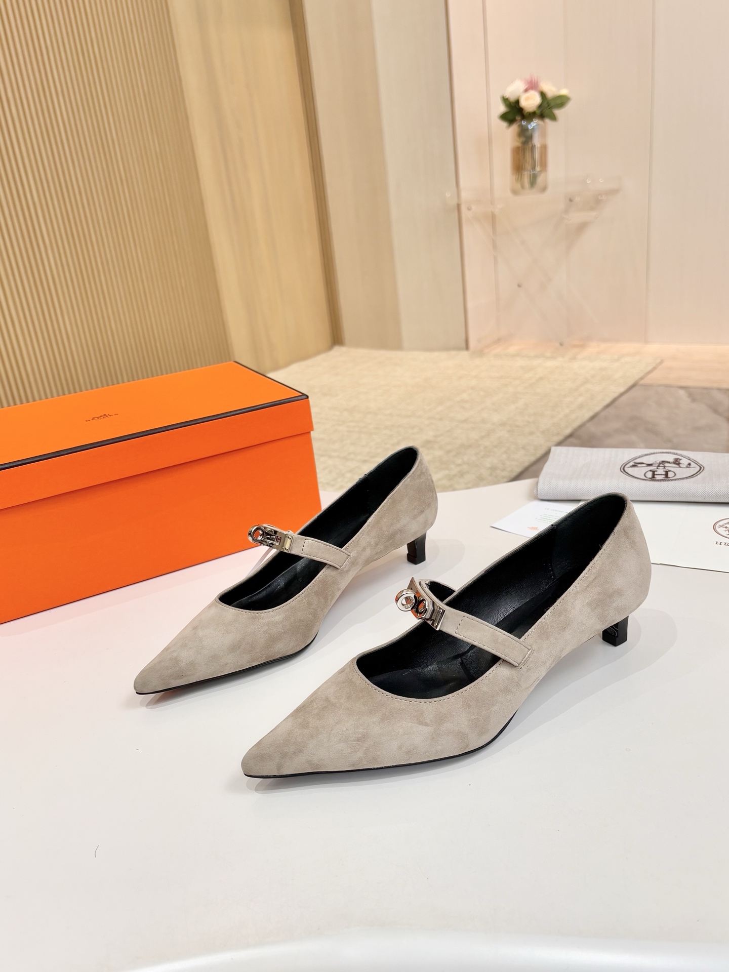 NO:238948,Hermes, leather top version!  Original development Khaki white-gray sheep skin with upper, inner foot pad, mixed-bred sheep skin Heel height 4cm Outsole Italian leather outsole Size 34-43 Notes 34 41 42 43 Customized Size No Return and Exchange Packaging Configuration Original Packaging!  , single shoes, hermes, hermes, sheepskin, sheep, Leather soles19860909爱马仕Hermes,真皮大底 顶级版本！原版开发 鞋面卡其白灰羊猄皮 内里垫脚 混种羊皮 跟高 4cm 大底意大利真皮大底  码数34-43注 34 41 42 43 码定做 不退换 包装配置原版包装！,单鞋,hermes,hermes,sheepskin,sheep,Leather soles,Women's Shoes