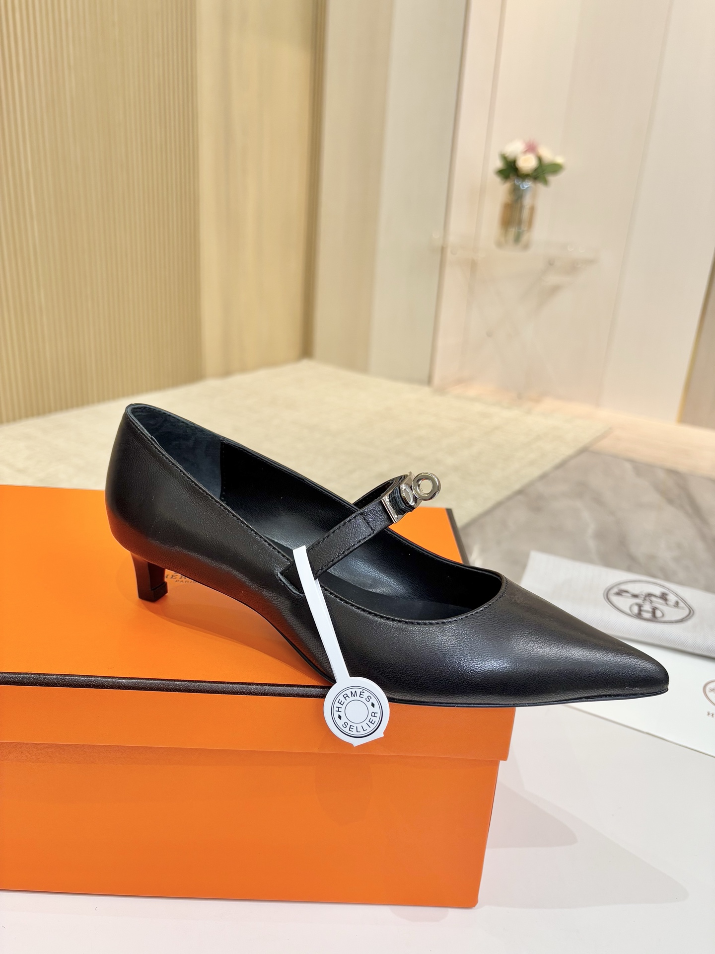 NO:238951,Hermes, leather top version!  Original development: Black soft sheepskin on the upper, inner foot pad, mixed sheepskin, heel height 4cm, Italian leather outsole, size 34-43 notes 34 41 42 43 custom-made, no return and exchange, packaging configuration original packaging!  , single shoes, hermes, hermes, sheepskin, Leather soles19860909爱马仕Hermes,真皮大底 顶级版本！原版开发 鞋面黑色植柔羊皮 内里垫脚 混种羊皮 跟高 4cm 大底意大利真皮大底  码数34-43注 34 41 42 43 码定做 不退换 包装配置原版包装！,单鞋,hermes,hermes,sheepskin,Leather soles,Women's Shoes