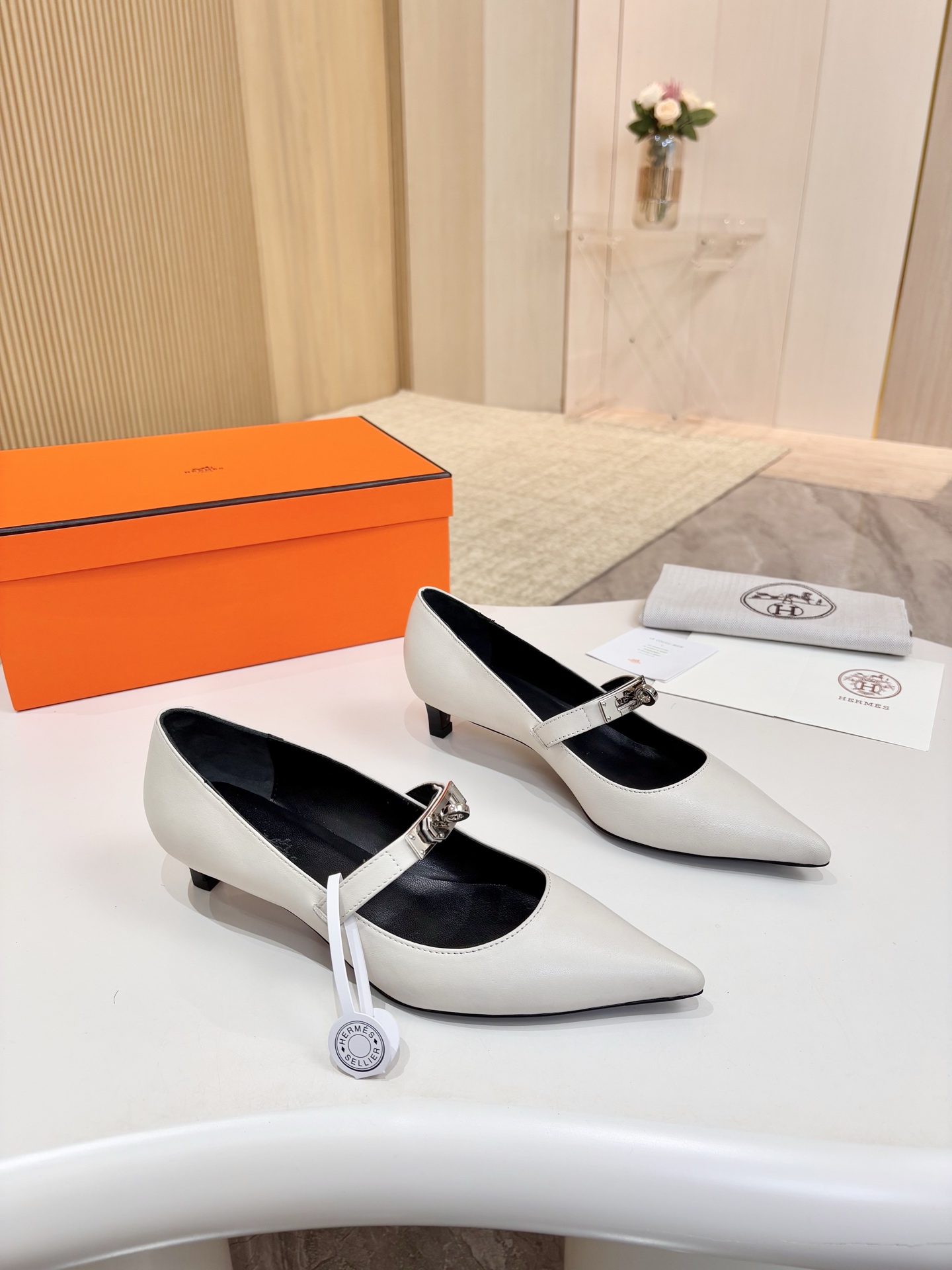 NO:238954,Hermes, leather top version!  Original development Khaki white planted sheepskin upper, inner foot pad, mixed-bred sheepskin, heel height 4cm, Italian leather outsole, size 34-43 notes 34 41 42 43 custom-made, no return and exchange, packaging configuration original packaging!  , single shoes, hermes, hermes, sheepskin, Leather soles19860909爱马仕Hermes,真皮大底 顶级版本！原版开发 鞋面卡其白植柔羊皮 内里垫脚 混种羊皮 跟高 4cm 大底意大利真皮大底  码数34-43注 34 41 42 43 码定做 不退换 包装配置原版包装！,单鞋,hermes,hermes,sheepskin,Leather soles,Women's Shoes