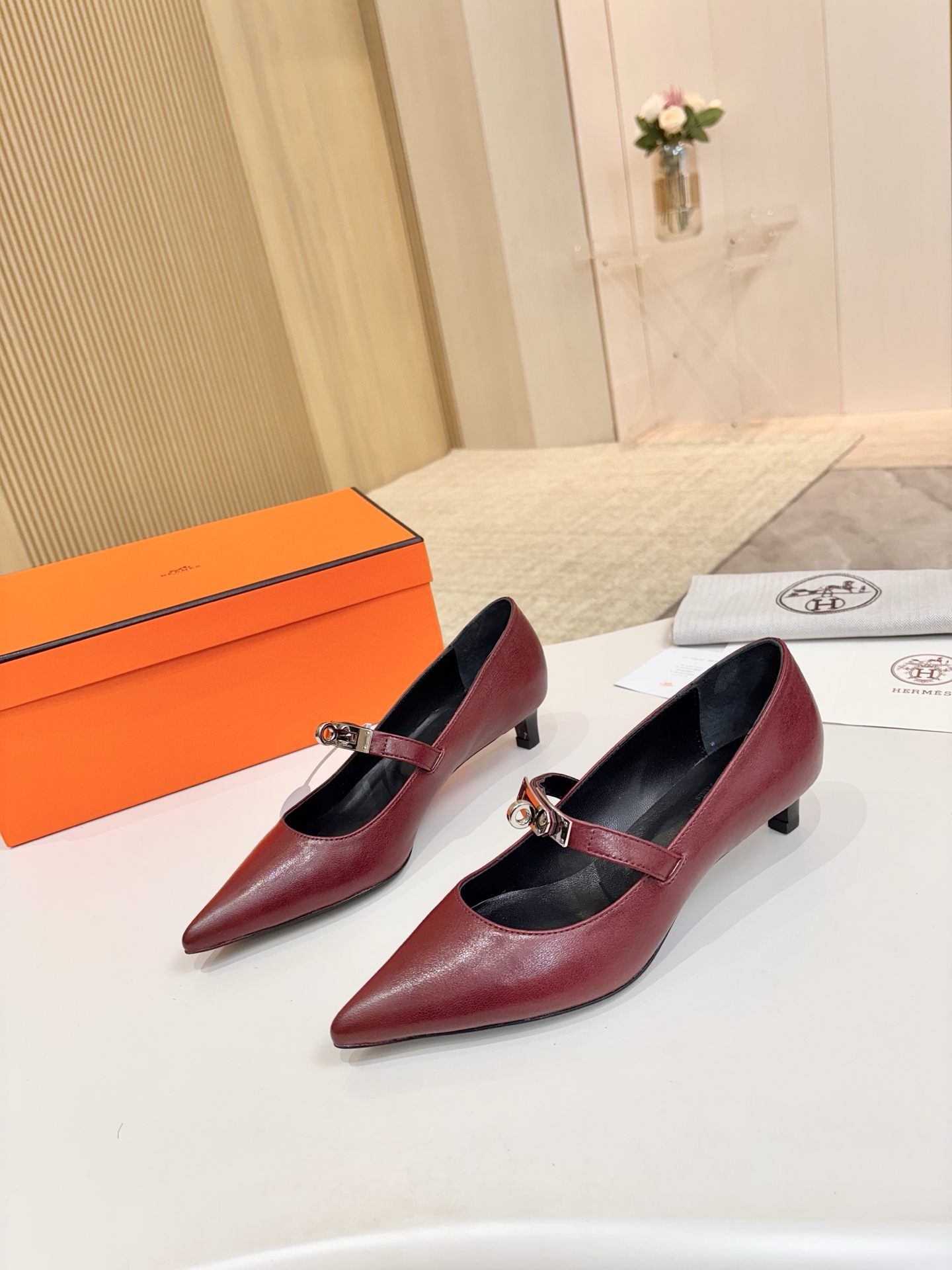 NO:238956,Hermes, leather top version!  Original development: pomegranate red plant soft sheepskin upper, inner foot pad, mixed-bred sheepskin, heel height 4cm, Italian leather outsole, size 34-43 notes 34 41 42 43 custom-made, no return and exchange, packaging configuration original packaging!  , single shoes, hermes, hermes, sheepskin, Leather soles19860909爱马仕Hermes,真皮大底 顶级版本！原版开发 鞋面石榴红植柔羊皮 内里垫脚 混种羊皮 跟高 4cm 大底意大利真皮大底  码数34-43注 34 41 42 43 码定做 不退换 包装配置原版包装！,单鞋,hermes,hermes,sheepskin,Leather soles,Women's Shoes