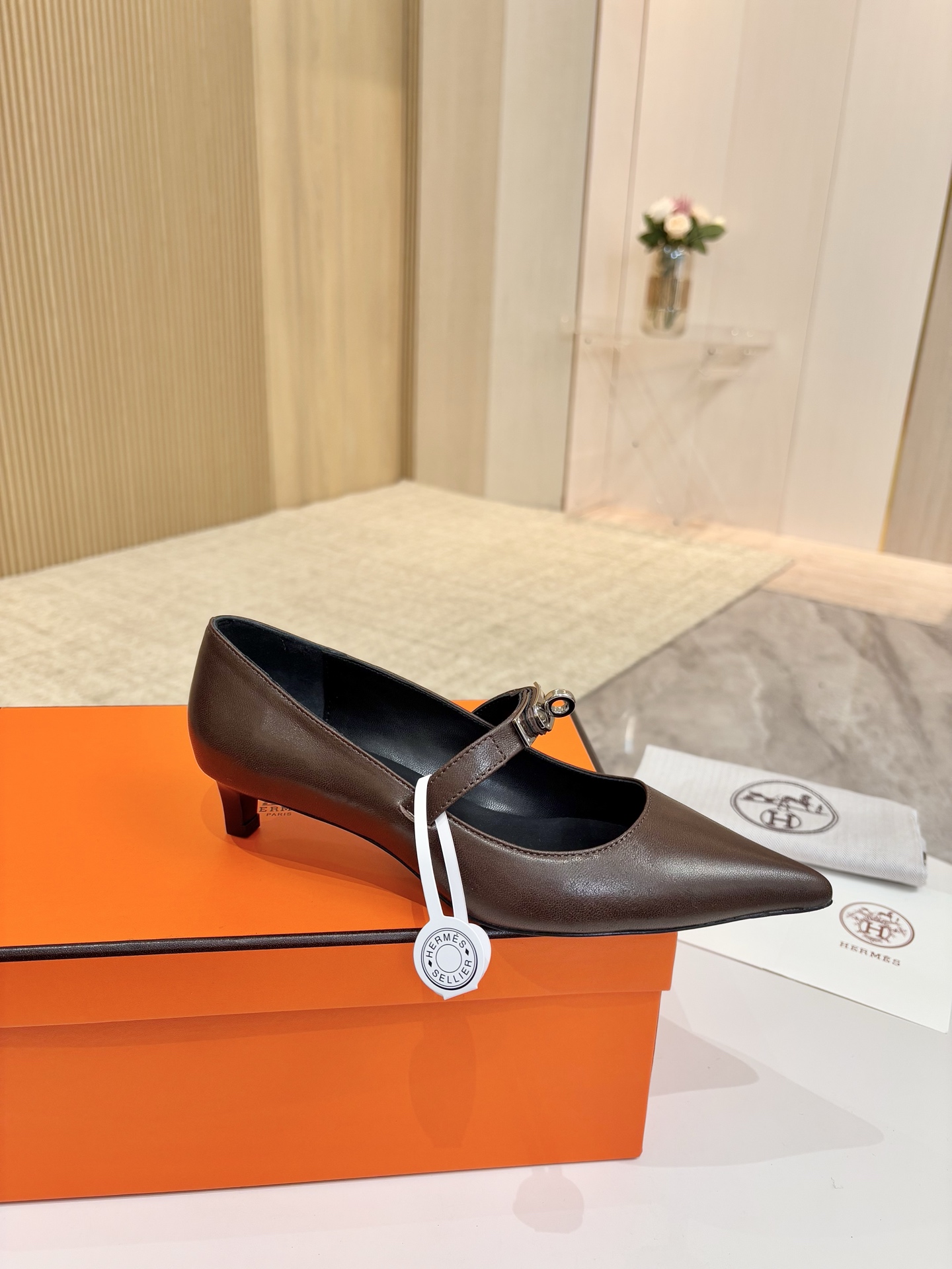 NO:238959,Hermes, leather top version!  Original development: Deep-coffee soft sheepskin upper, inner foot pad, mixed-bred sheepskin, heel height 4cm, Italian leather outsole, size 34-43 notes 34 41 42 43 custom-made, no return and exchange, packaging configuration original packaging!  , single shoes, hermes, hermes, sheepskin, Leather soles19860909爱马仕Hermes,真皮大底 顶级版本！原版开发 鞋面深咖植柔羊皮 内里垫脚 混种羊皮 跟高 4cm 大底意大利真皮大底  码数34-43注 34 41 42 43 码定做 不退换 包装配置原版包装！,单鞋,hermes,hermes,sheepskin,Leather soles,Women's Shoes