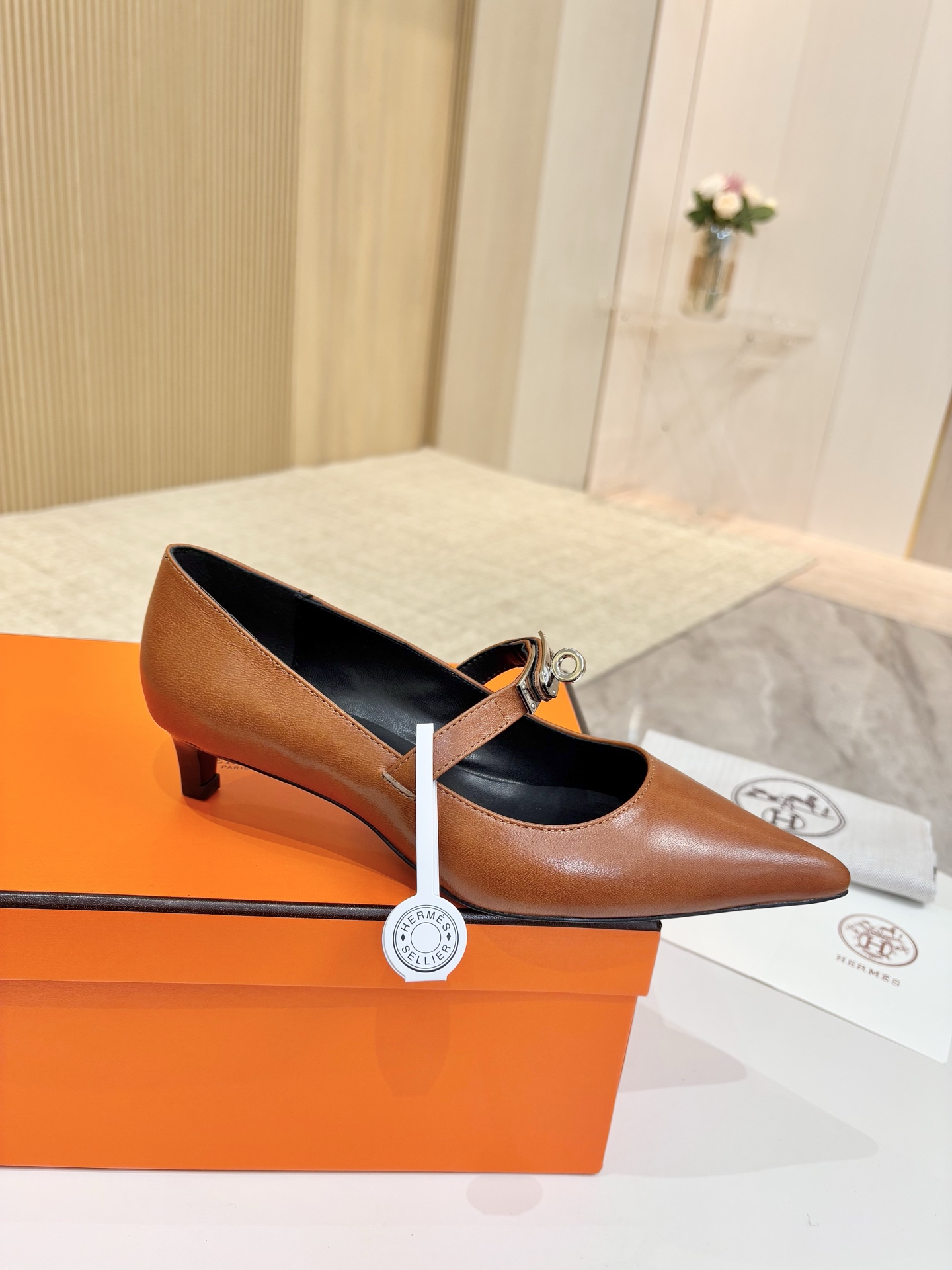 NO:238961,Hermes, leather top version!  Original development: Sun-yellow-brown soft sheepskin upper, inner foot pad, mixed-bred sheepskin, heel height 4cm, Italian leather outsole, size 34-43 notes 34 41 42 43 custom-made, no return and exchange, packaging configuration original packaging!  , single shoes, hermes, hermes, sheepskin, Leather soles19860909爱马仕Hermes,真皮大底 顶级版本！原版开发 鞋面太阳黄棕植柔羊皮 内里垫脚 混种羊皮 跟高 4cm 大底意大利真皮大底  码数34-43注 34 41 42 43 码定做 不退换 包装配置原版包装！,单鞋,hermes,hermes,sheepskin,Leather soles,Women's Shoes