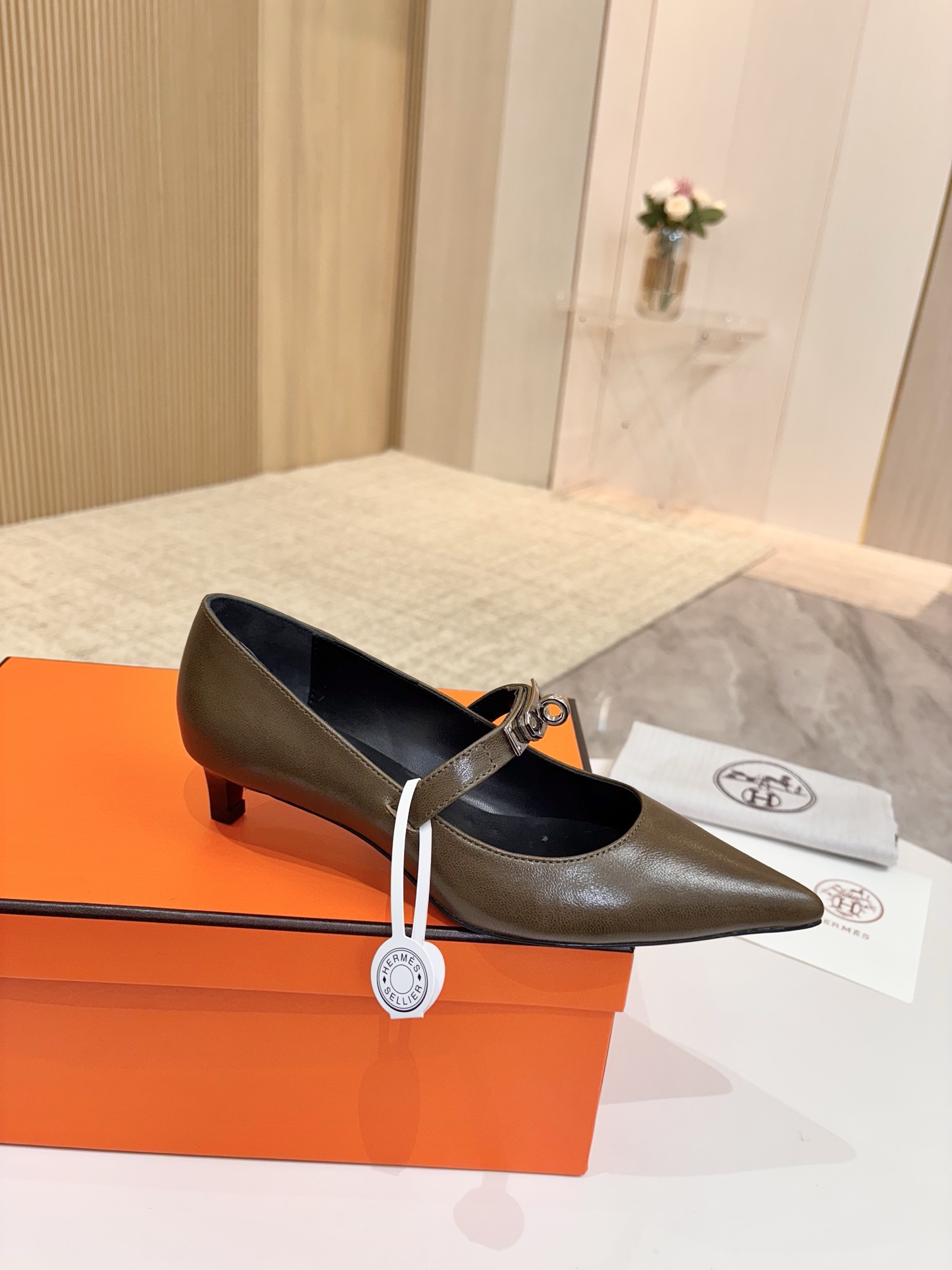 NO:238938,Hermes, leather top version!  Original development: pomegranate red plant soft sheepskin upper, inner foot pad, mixed-bred sheepskin, heel height 4cm, Italian leather outsole, size 34-43 notes 34 41 42 43 custom-made, no return and exchange, packaging configuration original packaging!  , single shoes, hermes, hermes, sheepskin, Leather soles19860909爱马仕Hermes,真皮大底 顶级版本！原版开发 鞋面石榴红植柔羊皮 内里垫脚 混种羊皮 跟高 4cm 大底意大利真皮大底  码数34-43注 34 41 42 43 码定做 不退换 包装配置原版包装！,单鞋,hermes,hermes,sheepskin,Leather soles,Women's Shoes